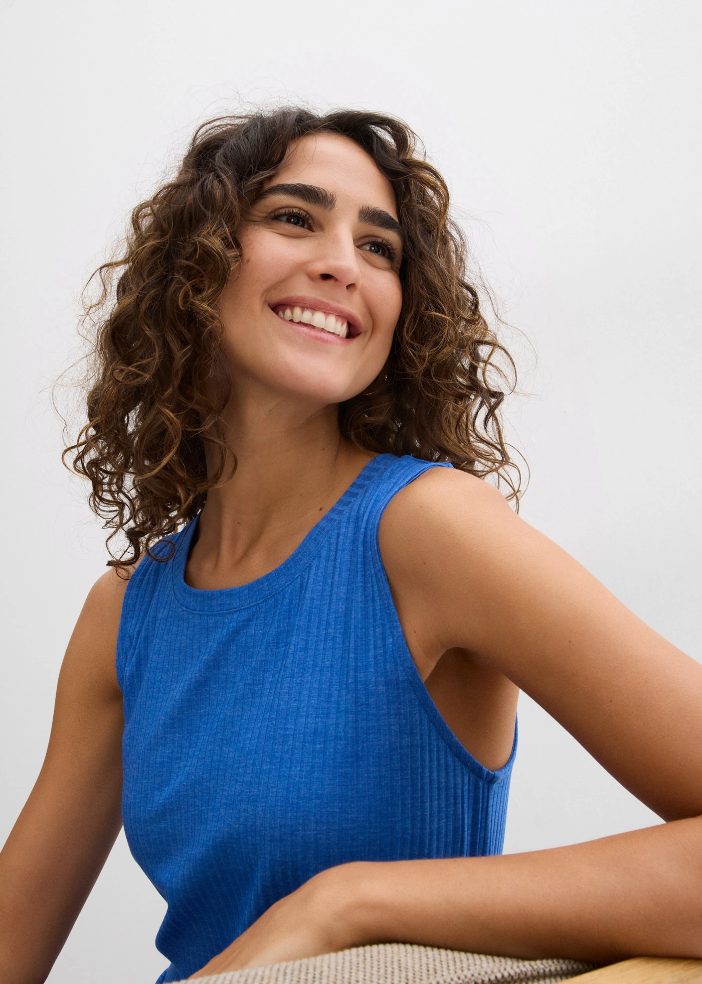 Robe fluide côtelée et fendue sur les côtés • bleu arctique chiné • Boutique bonprix