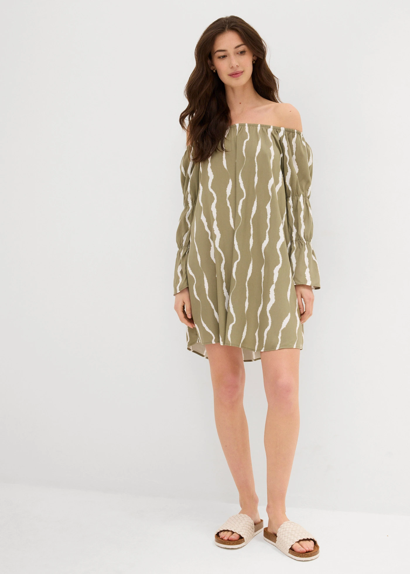 Carmen šaty ze splývavé viskózy • hnědozelená/bílá • bonprix obchod