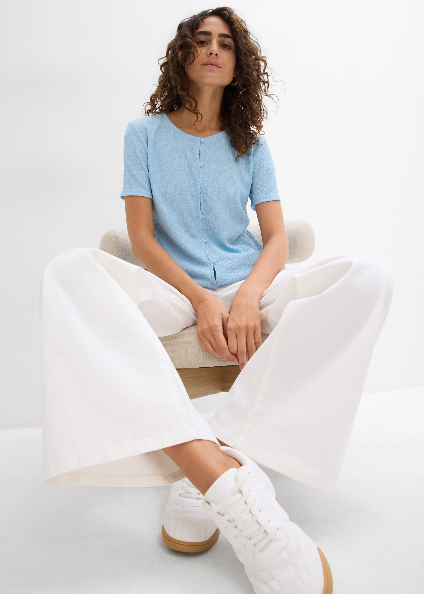 T-shirt met structuur en knopen • lichtblauw • bonprix online shop