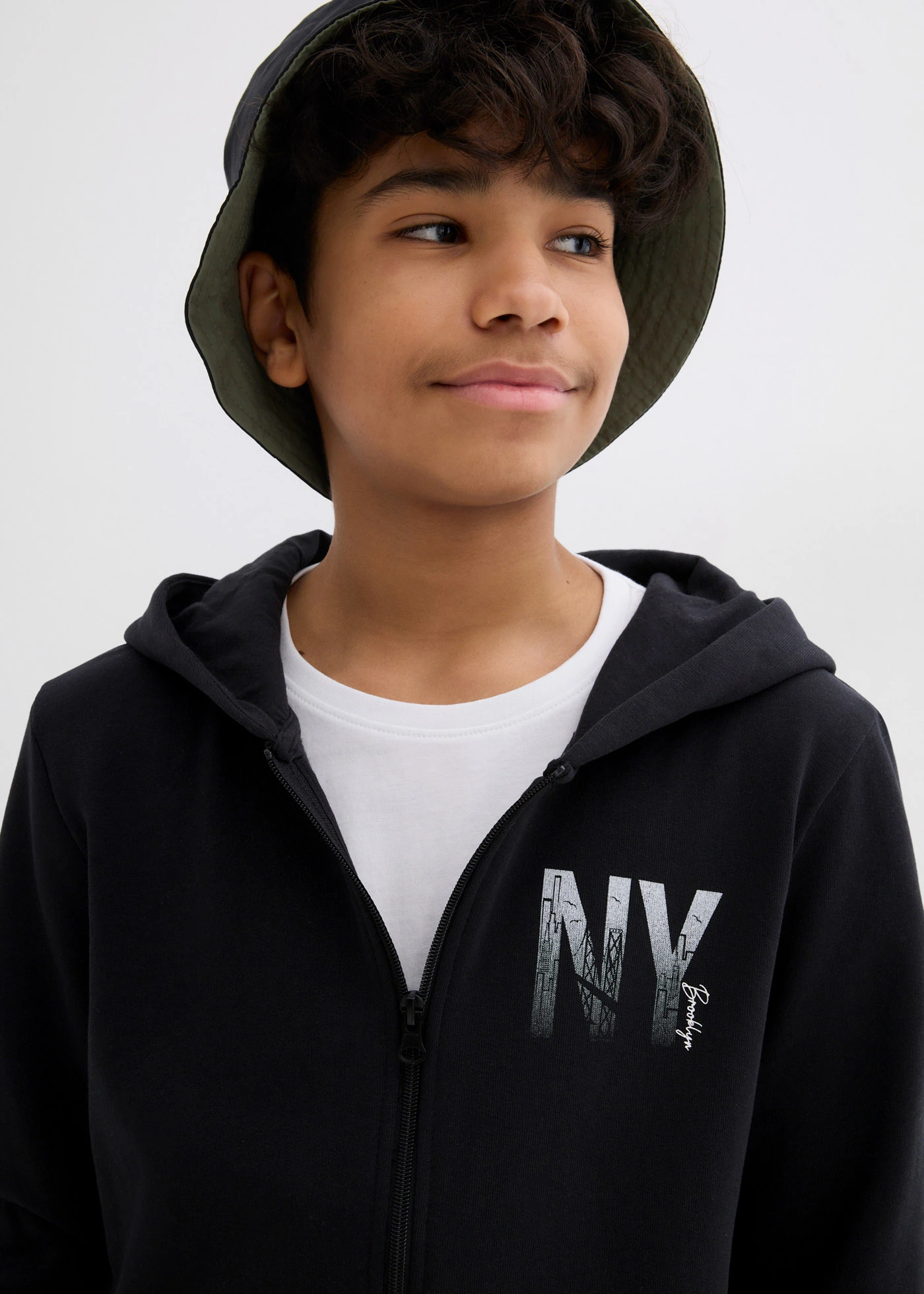 Sweat zippé à capuche en coton mélangé • noir • Boutique bonprix