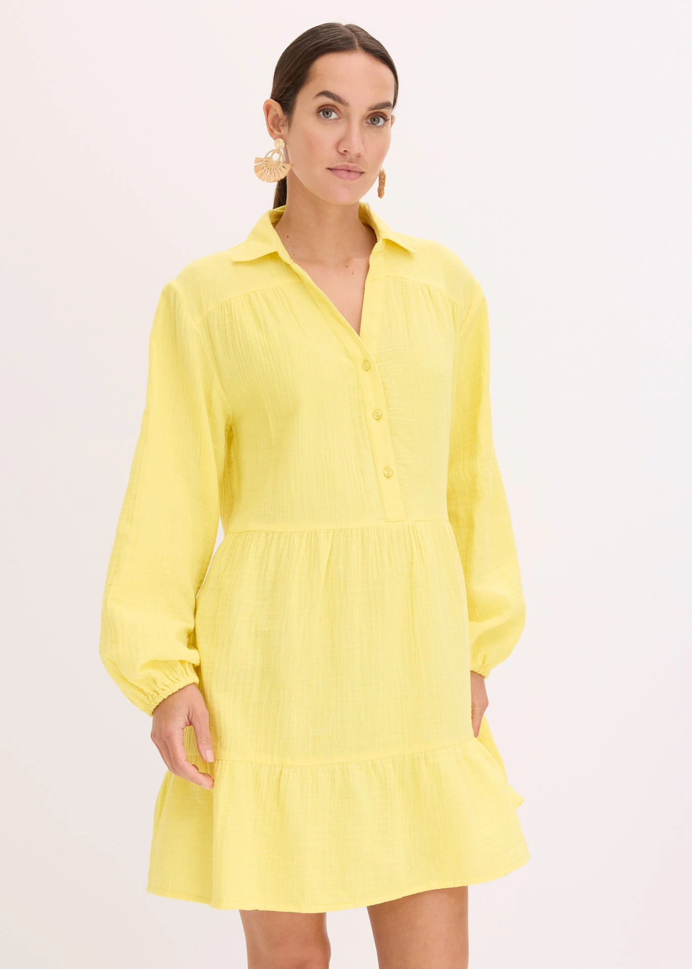 Krótka muślinowa sukienka z falban • żółty kremowy • sklep bonprix