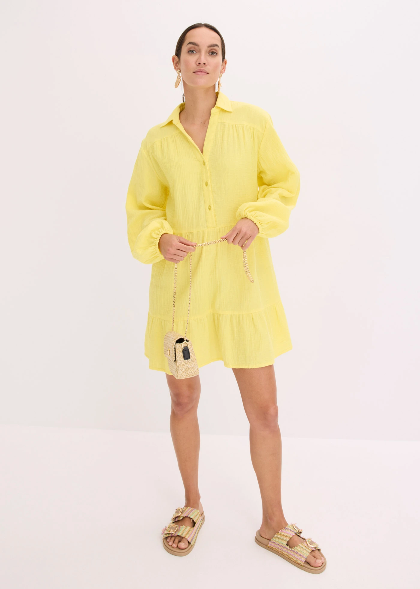 Krótka muślinowa sukienka z falban • żółty kremowy • sklep bonprix