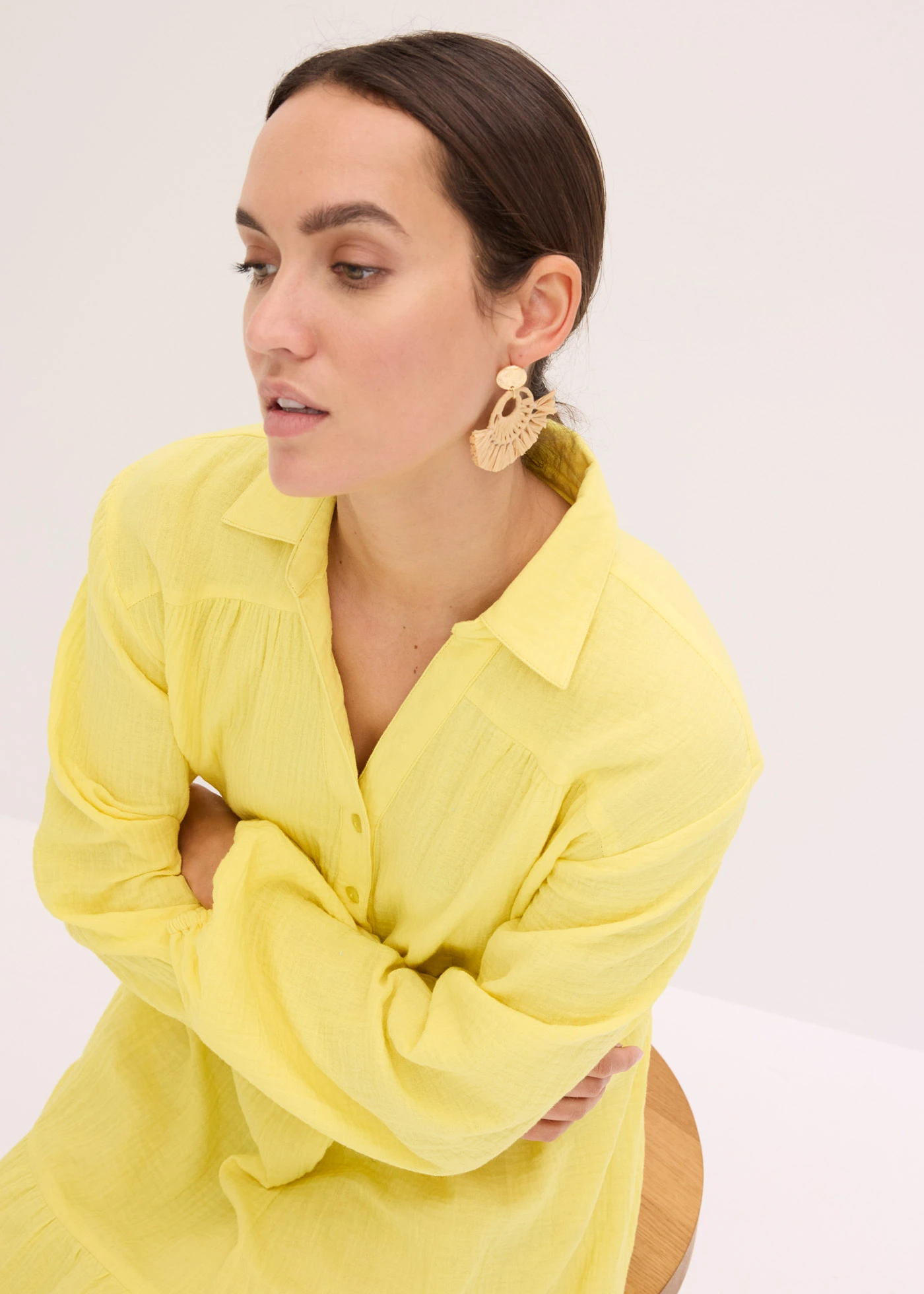 Krátké volánové šaty z mušelínu • jemně žlutá • bonprix obchod