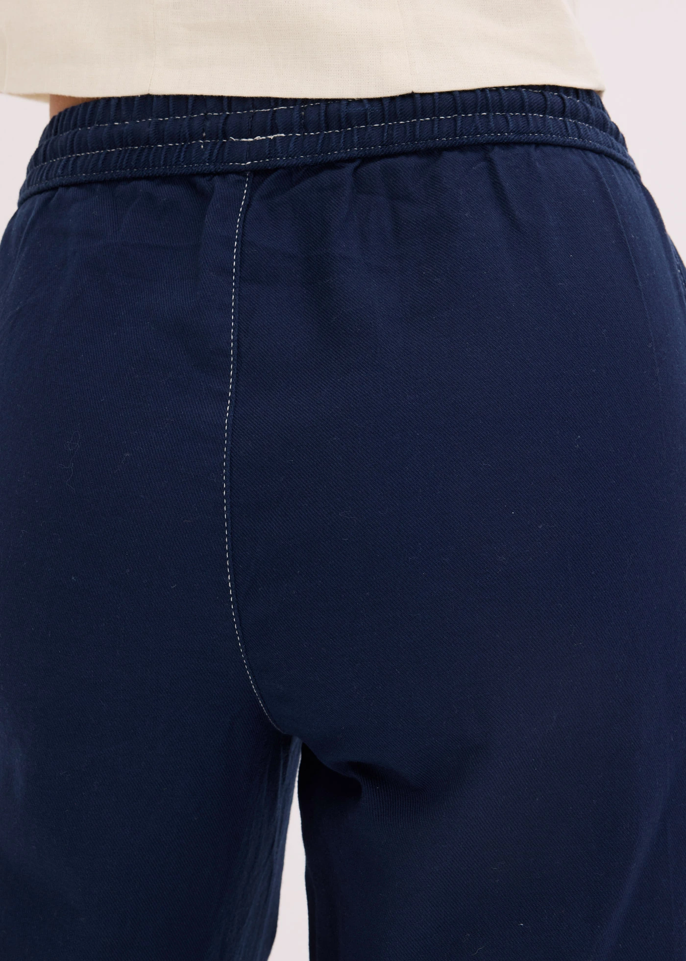 Lichte twill broek met een koord en naden in een contrastkleur • donkerblauw-ecru • bonprix online shop