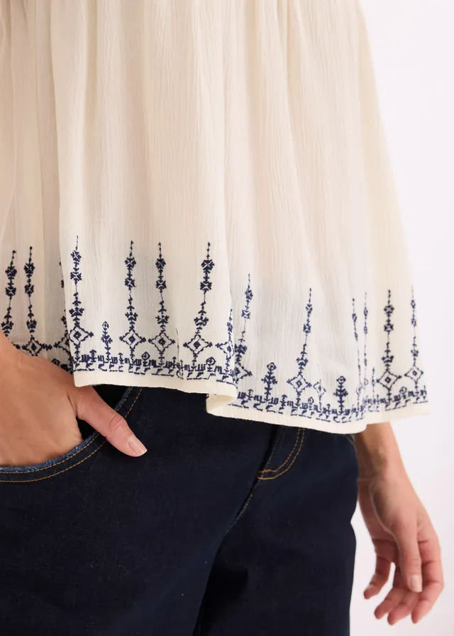 Blousetop met borduursel • ecru-donkerblauw met print • product-page.page-title-suffix