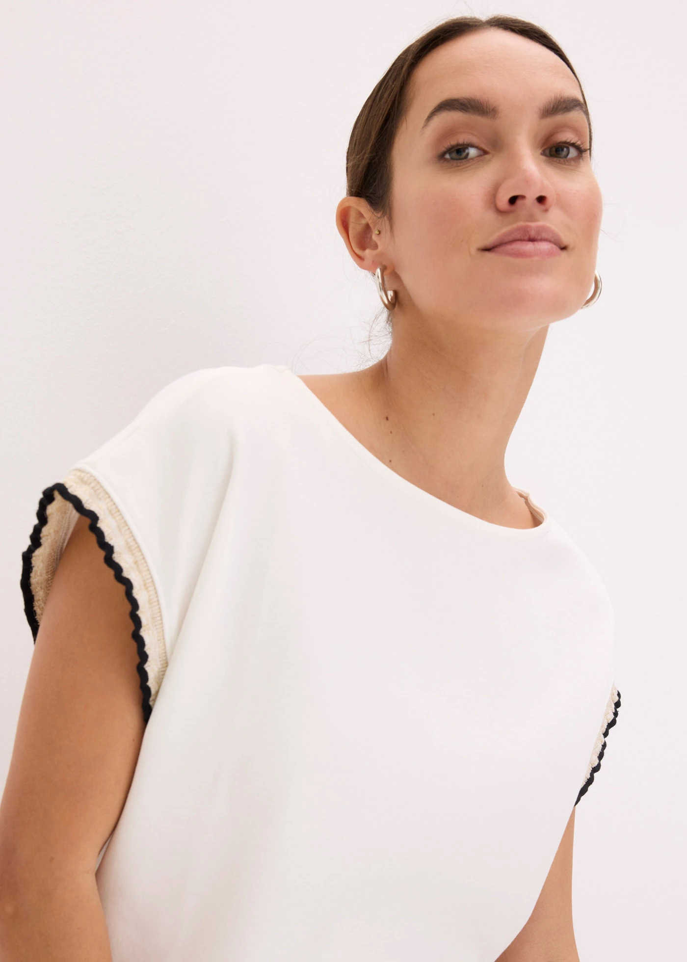 T-shirt en coton à liseré contrastant • blanc cassé • Boutique bonprix