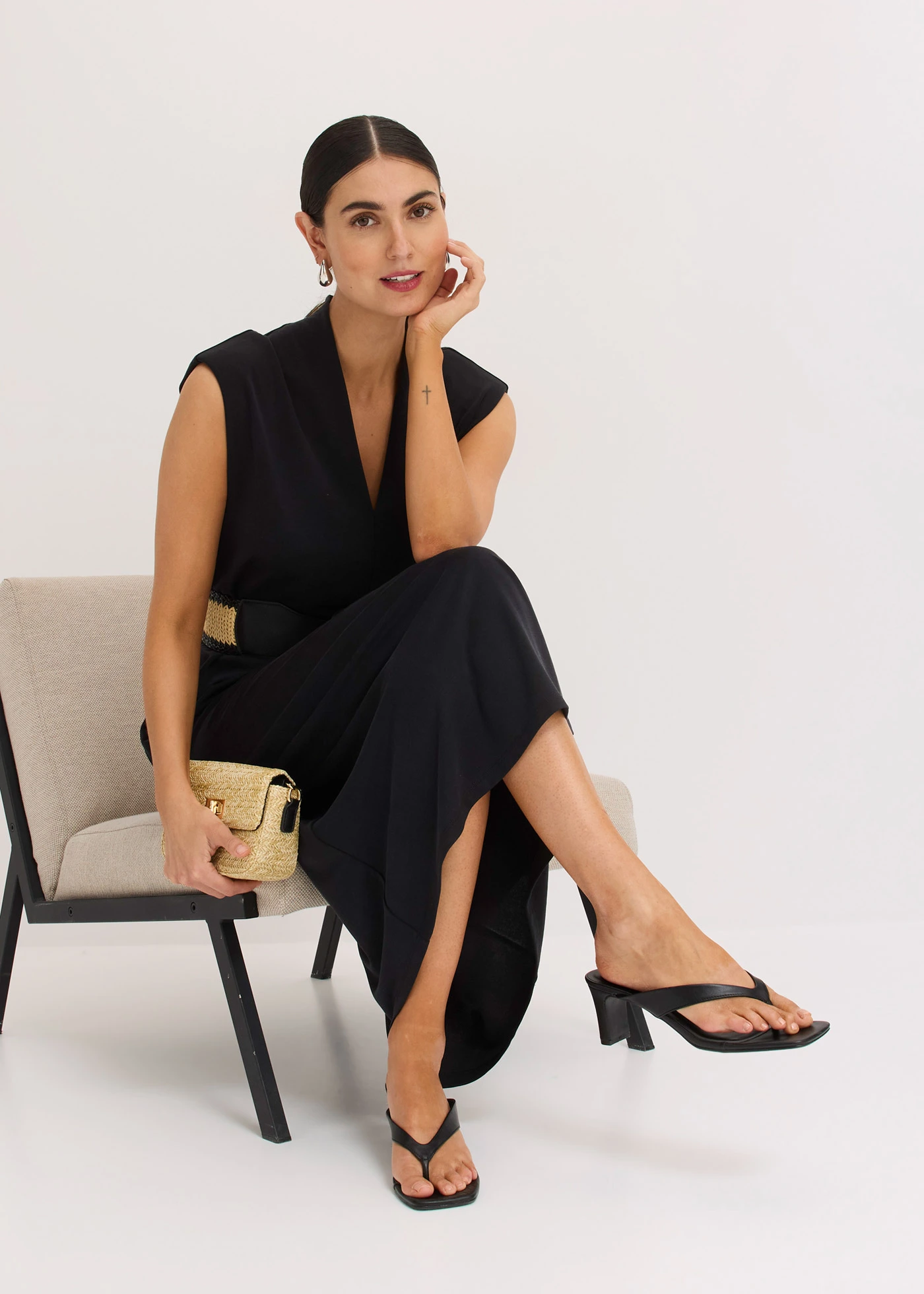 Robe en jersey viscose avec épaulettes • noir • Boutique bonprix