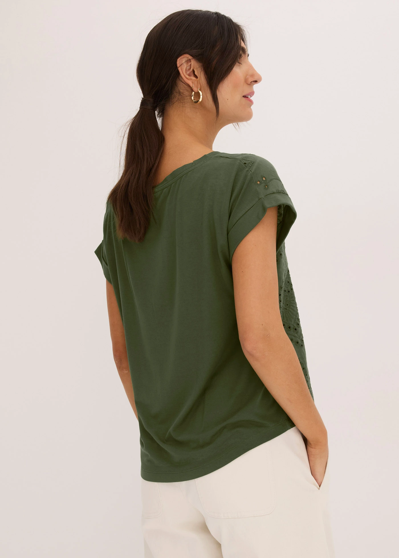 Póló lyukacsos csipkével • sötétkeki • bonprix áruház