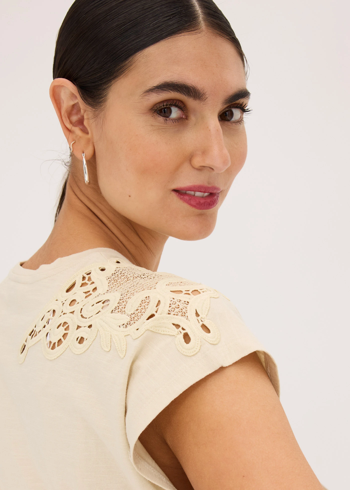 Shirt met gehaakt detail • lichtsand • bonprix online shop