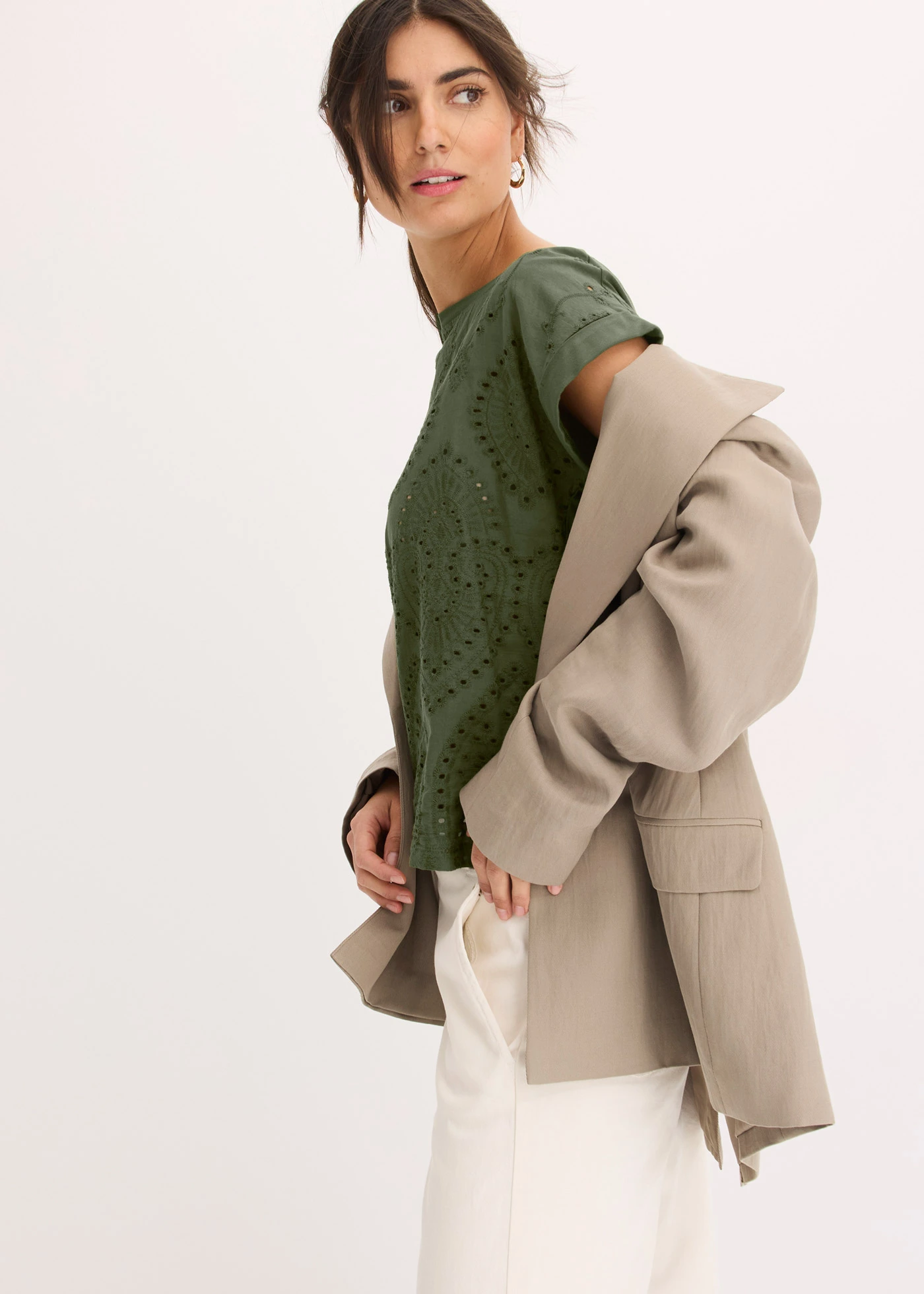 Bluză tricot cu broderie perforată • kaki închis • magazin bonprix