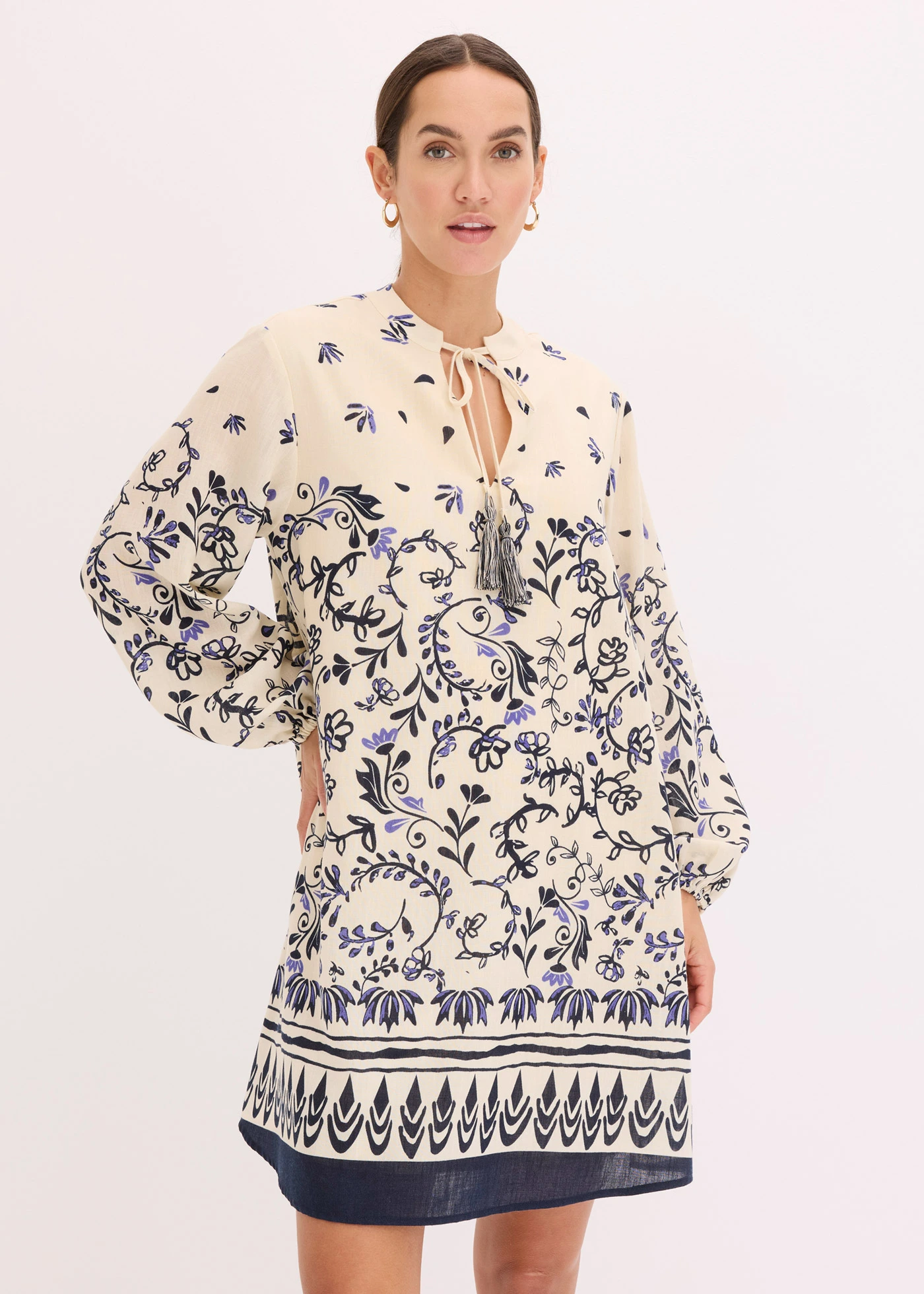 Robe courte bohème • écru/bleu foncé floral • Boutique bonprix