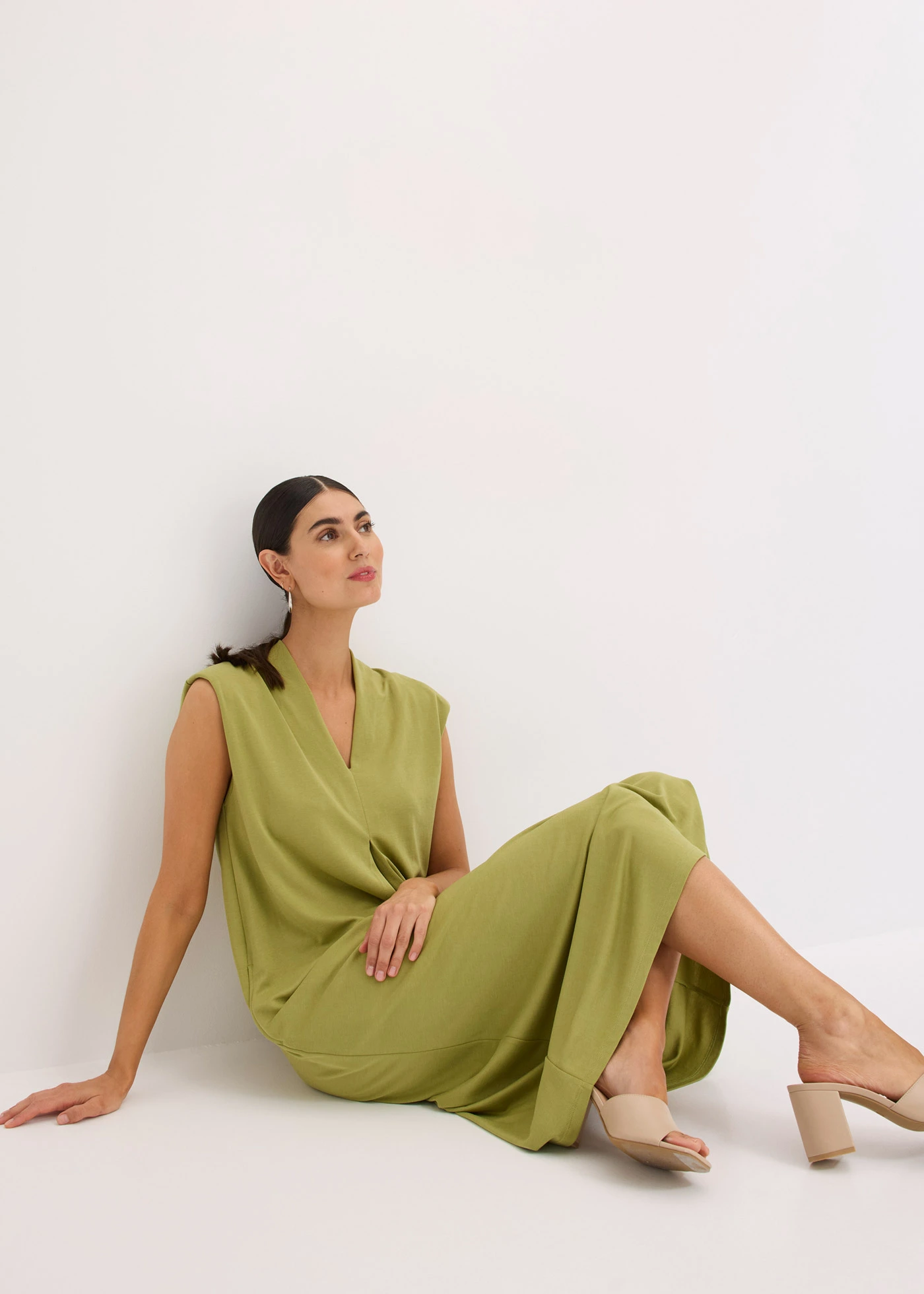 Jersey jurk van een viscosemix met schoudervullingen • goud olijfgroen • bonprix online shop