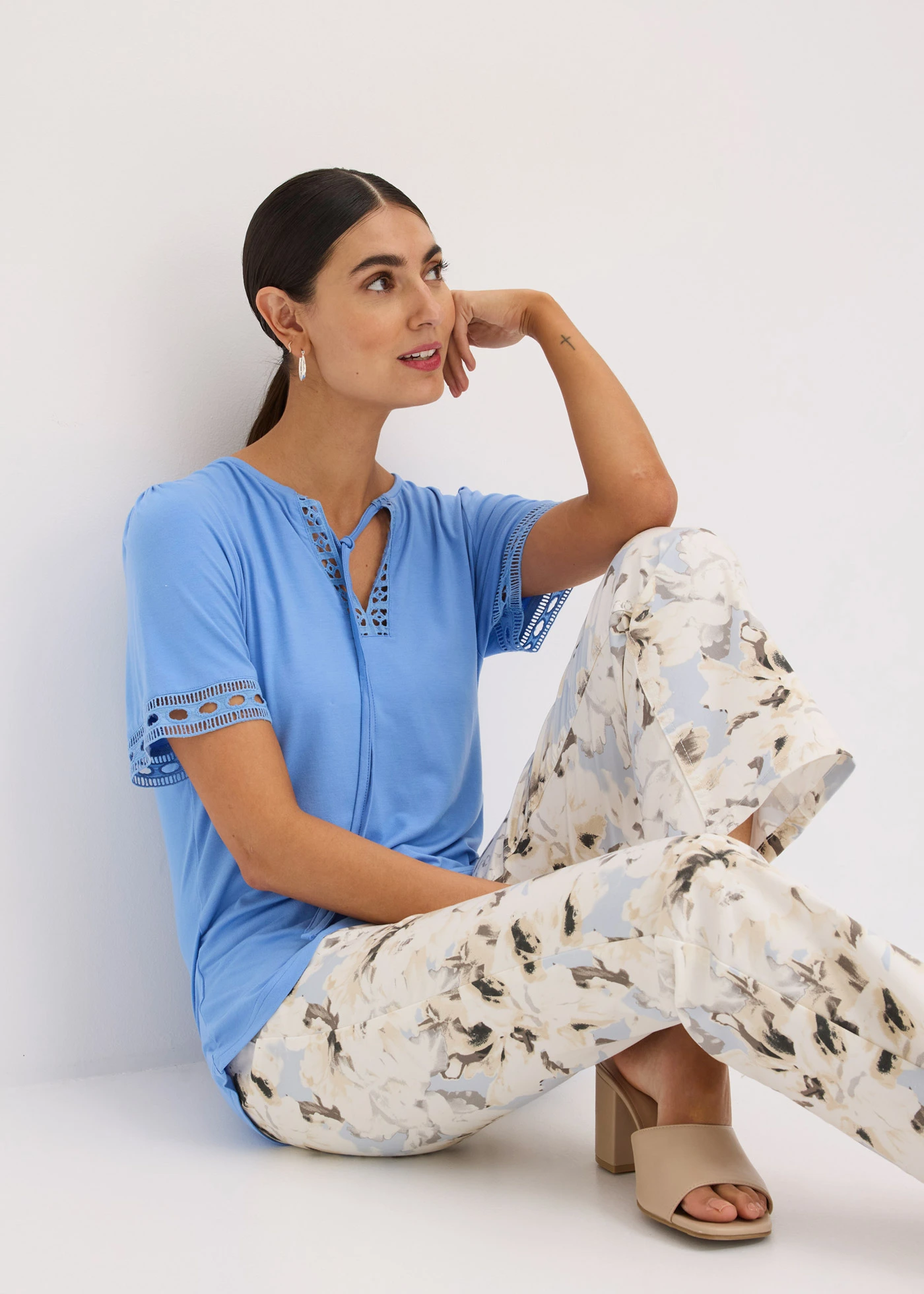 Bluză gen tunică cu bandă din dantelă • albastru mediu • magazin bonprix