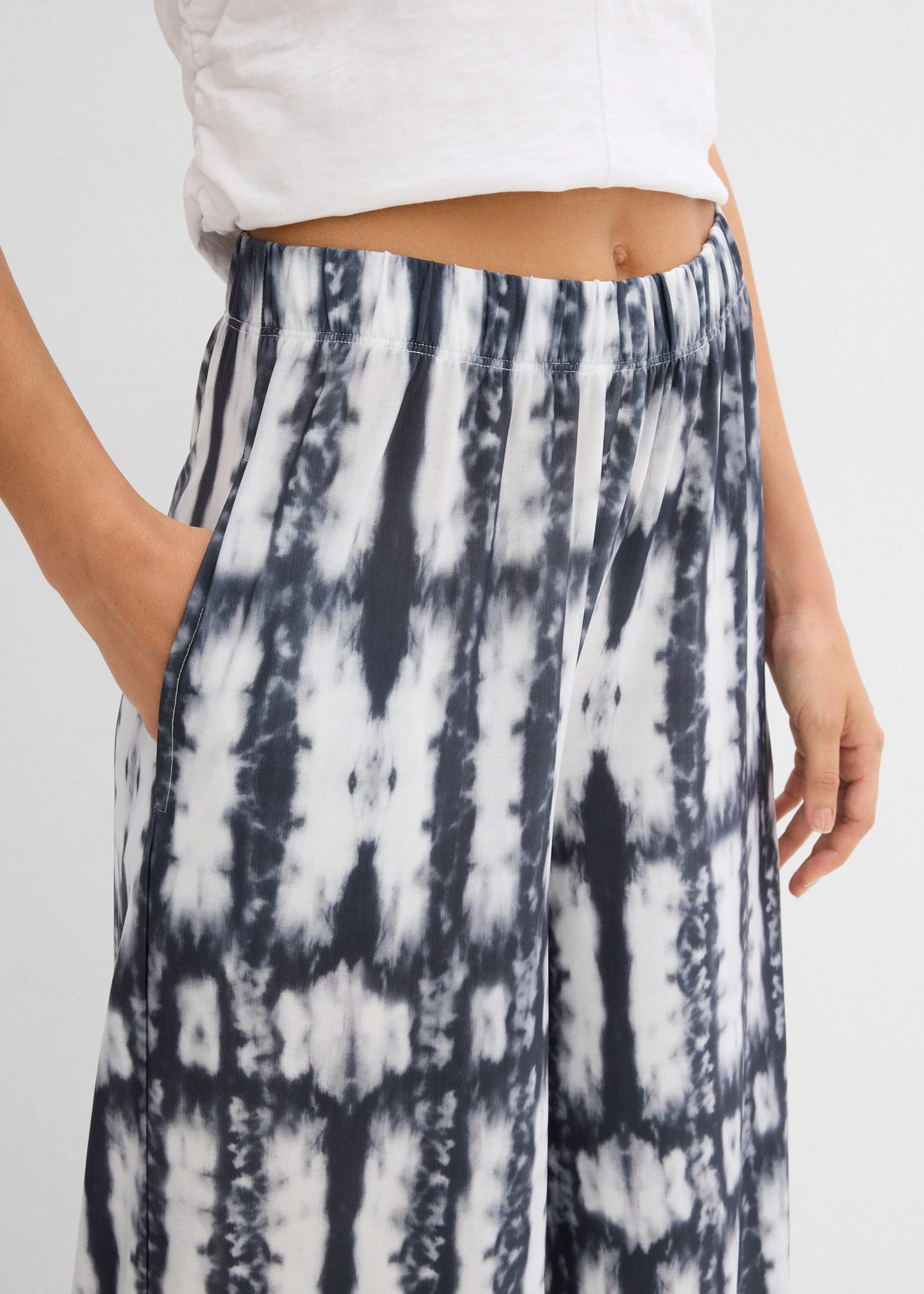 Wijde broek • zwart-wit batik gedessineerd • bonprix online shop