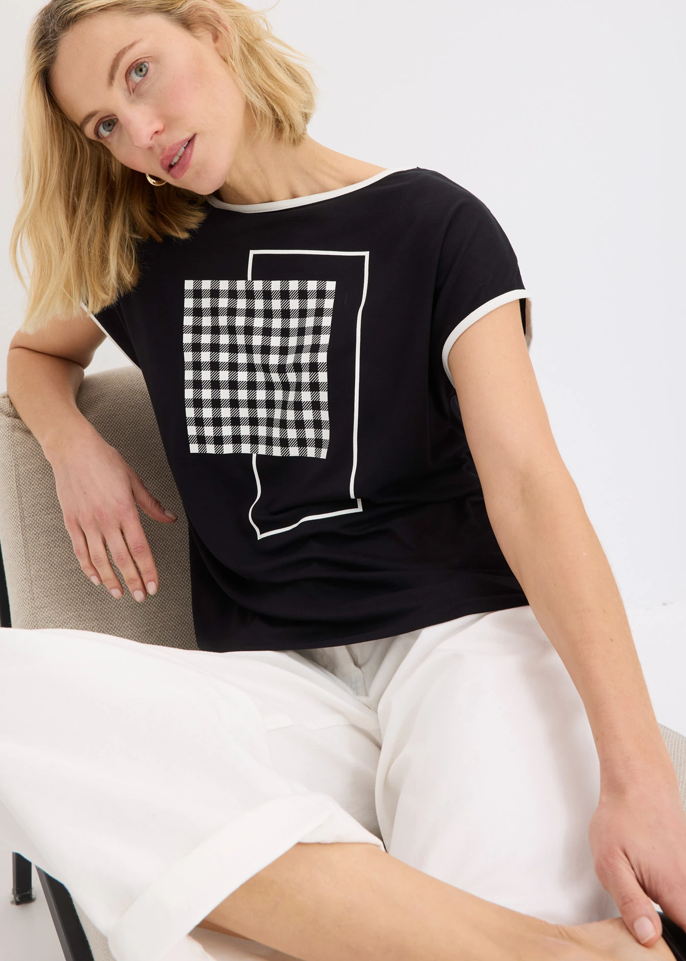 Shirt met biezen in een contrastkleur • zwart-wolwit met print • bonprix online shop