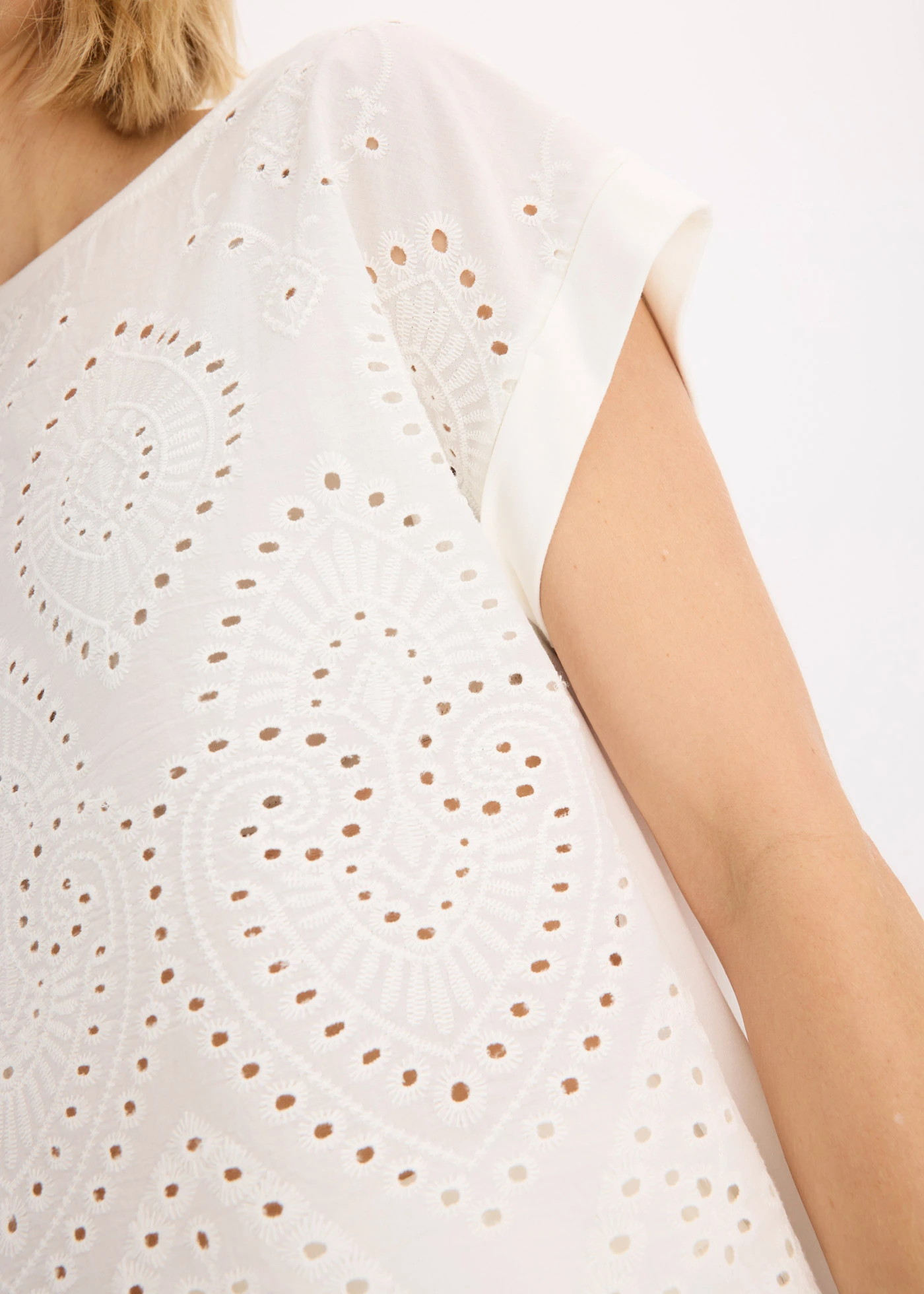 T-shirt à broderies anglaises • ecru • Boutique bonprix