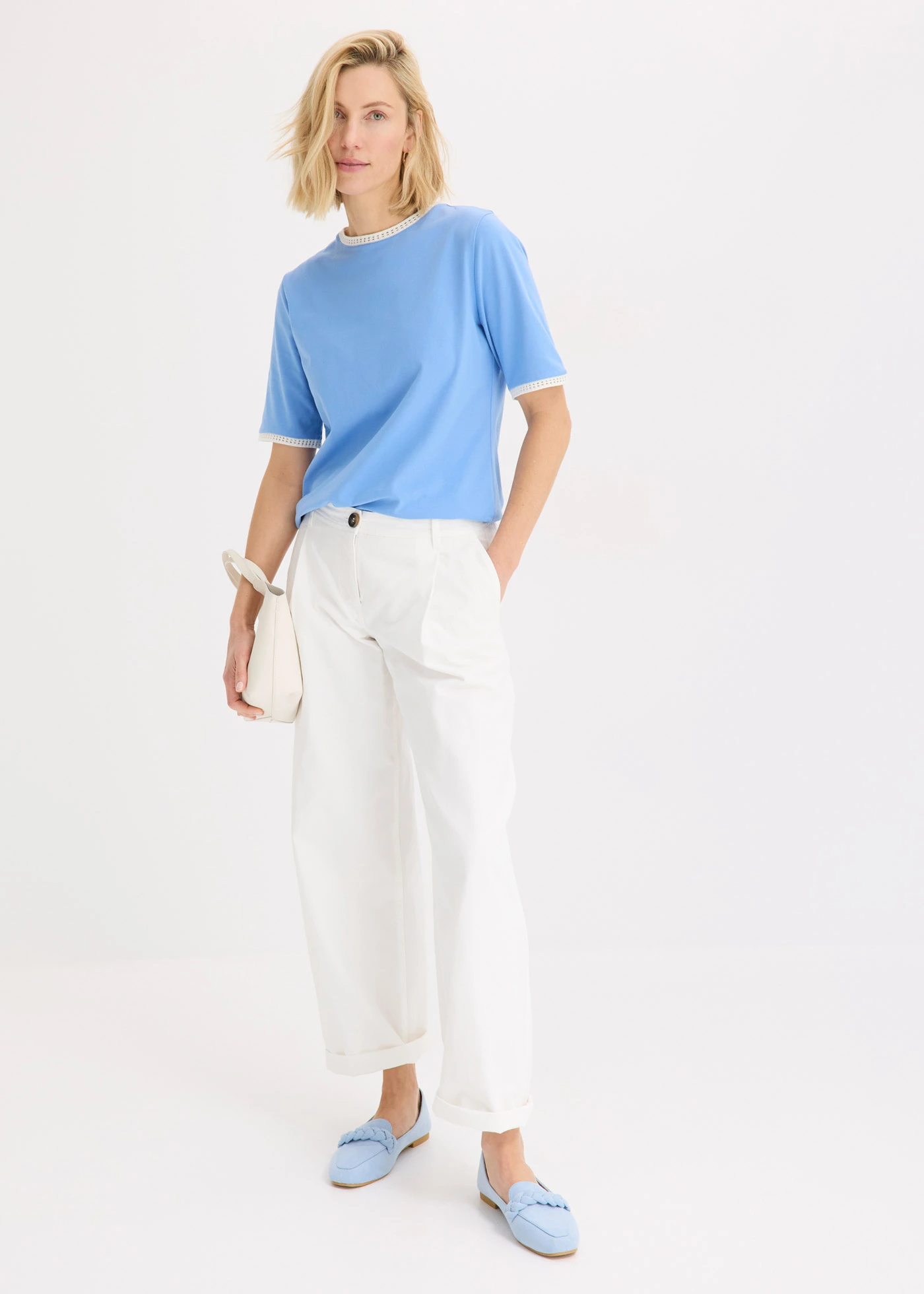 T-shirt à liserés en dentelle • bleu moyen/écru • Boutique bonprix