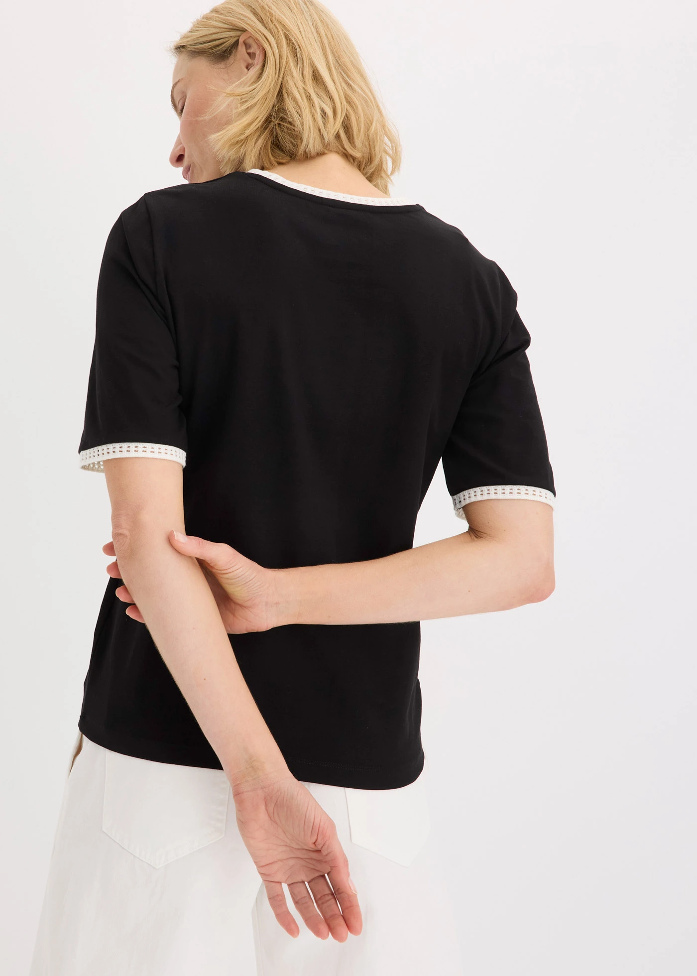 Bluză cu mâneci scurte cu margine din dantelă • negru/ecru • magazin bonprix