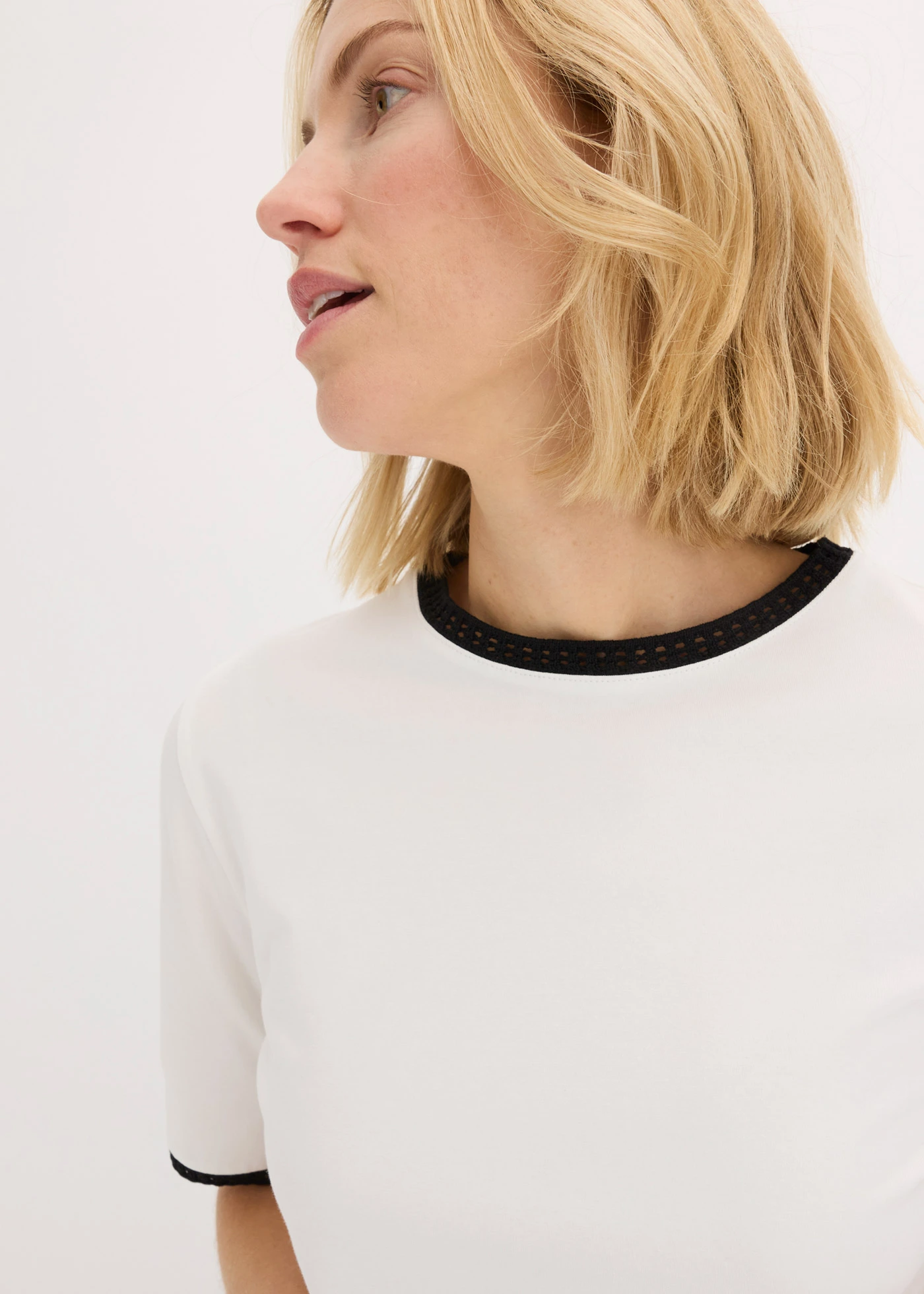 Bluză cu mâneci scurte cu margine din dantelă • ecru/negru • magazin bonprix