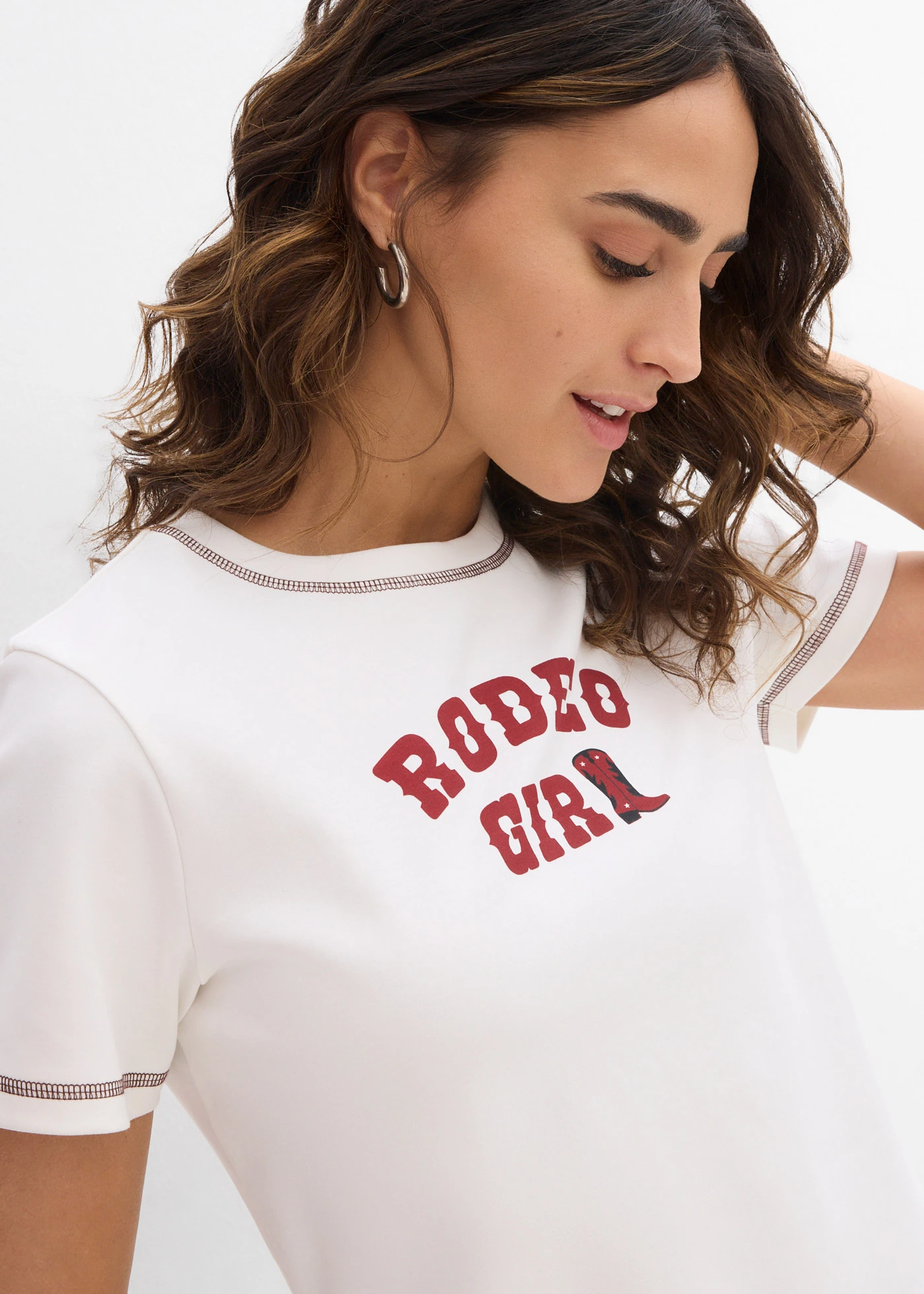 T-shirt van biologisch katoen • wolwit-donkerrood met print • bonprix online shop