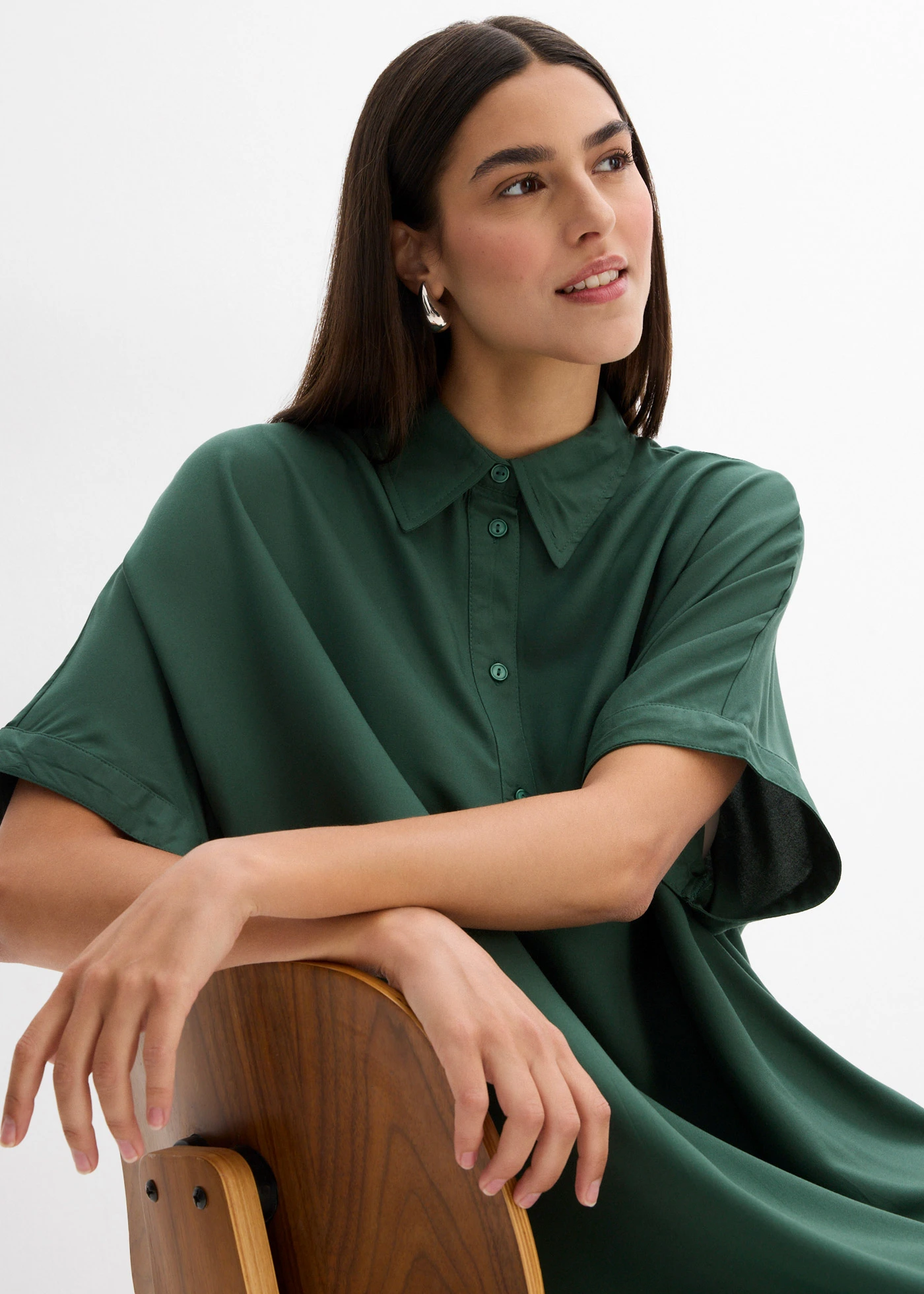 Robe-chemise fluide en viscose fine • vert foncé • Boutique bonprix