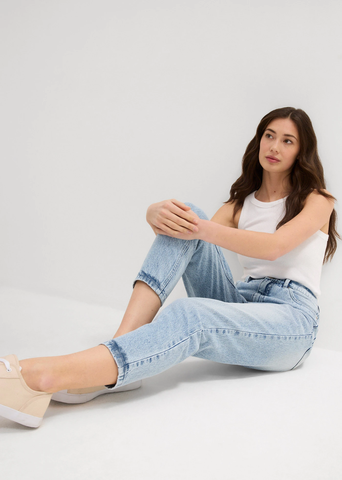 Jeasy mom, high waist, low stretch, cropped • lodowy niebieski denim "used" • sklep bonprix