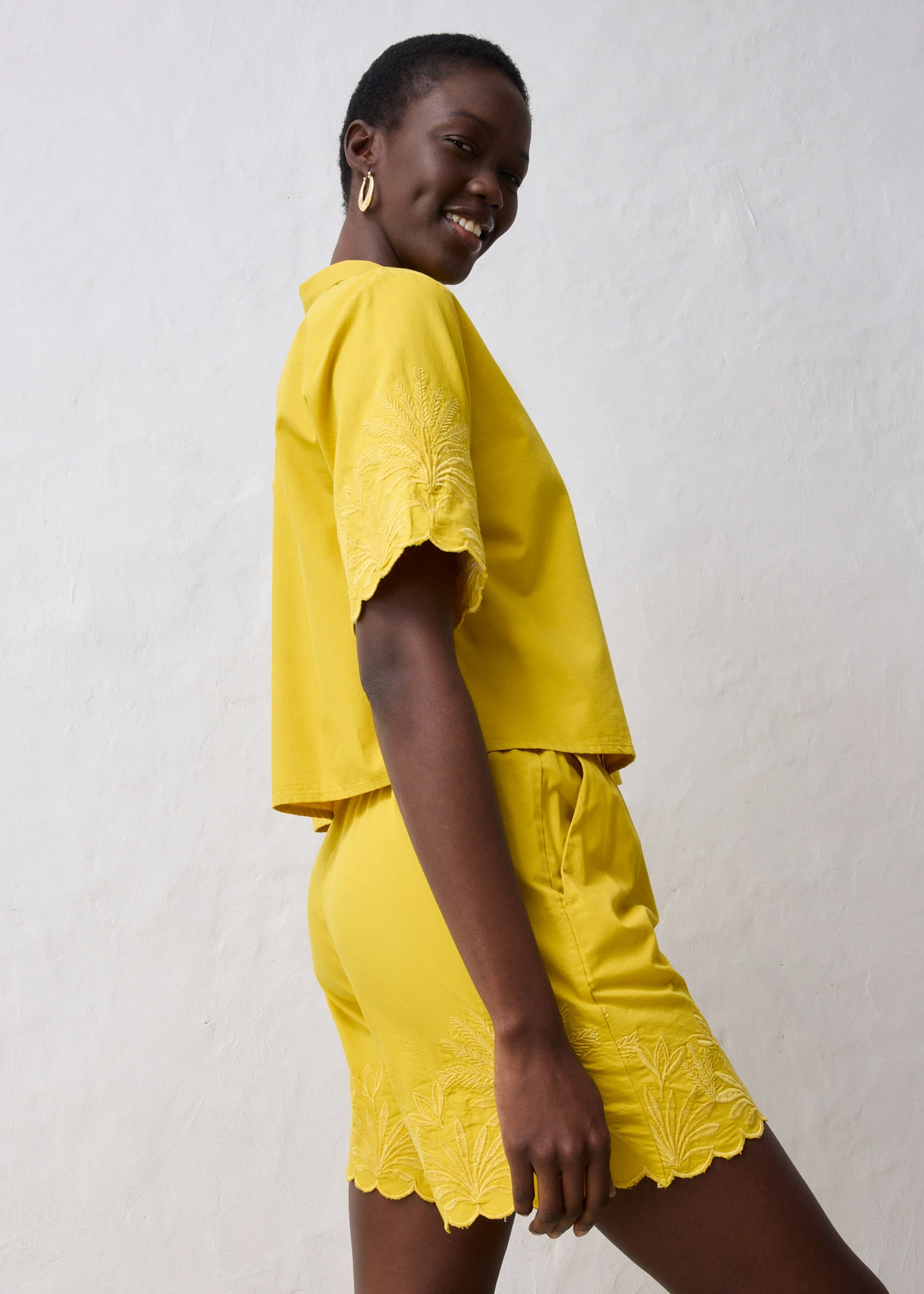 Zkrácená košilová halenka s podílem hedvábí • limetkově kari • bonprix obchod