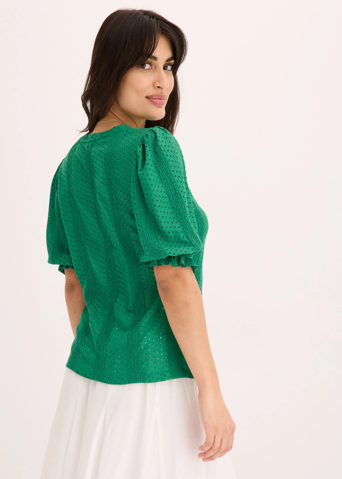 Shirt met broderie anglaise en volants • edelsteengroen • bonprix online shop