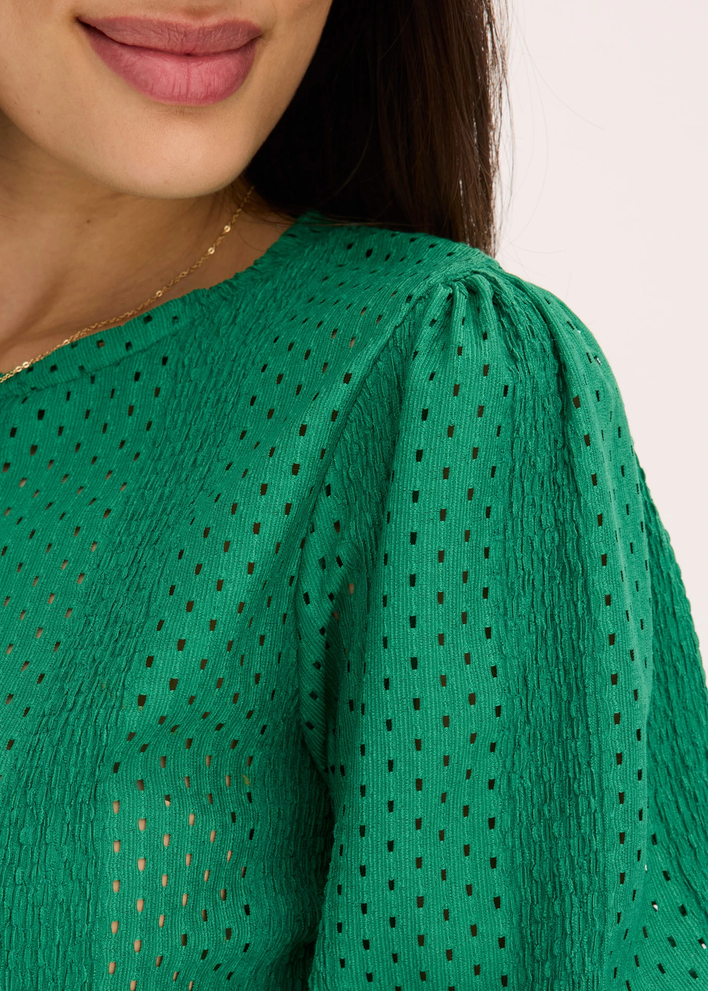 Shirt met broderie anglaise en volants • edelsteengroen • bonprix online shop