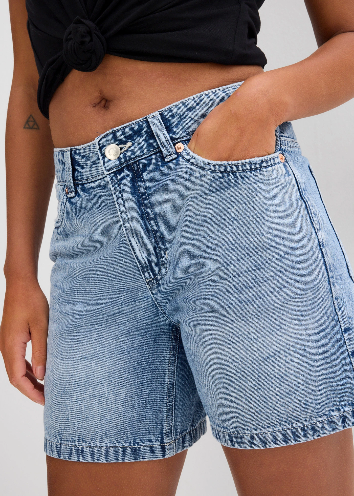 Jeansshort, mid waist • blauw denim used • bonprix online shop