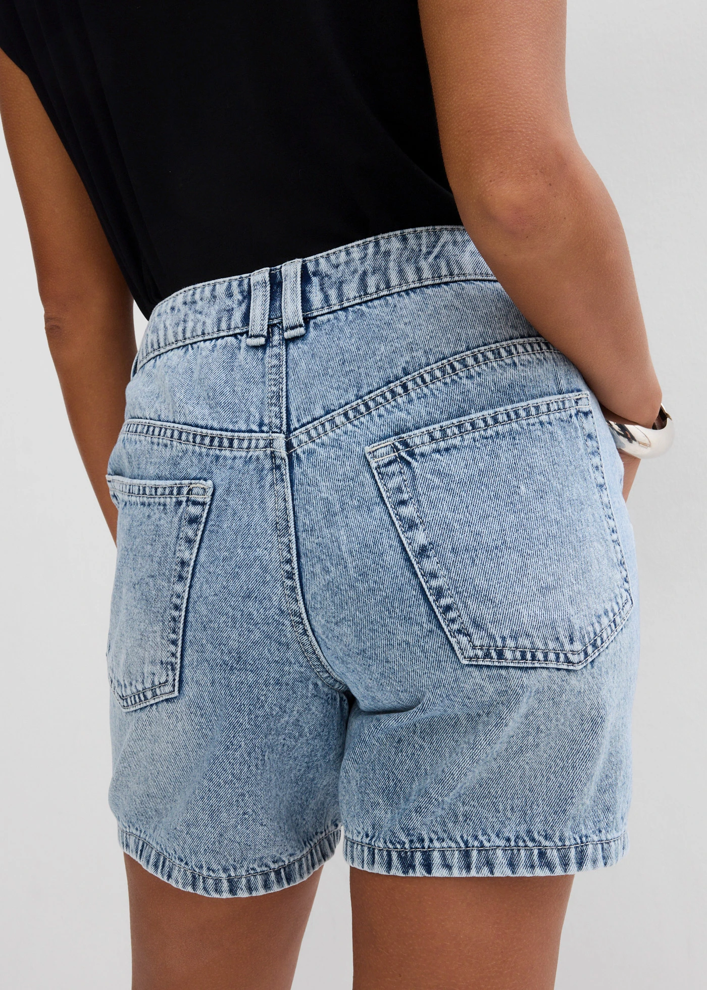 Jeansshort, mid waist • ijsblauw denim used • bonprix online shop