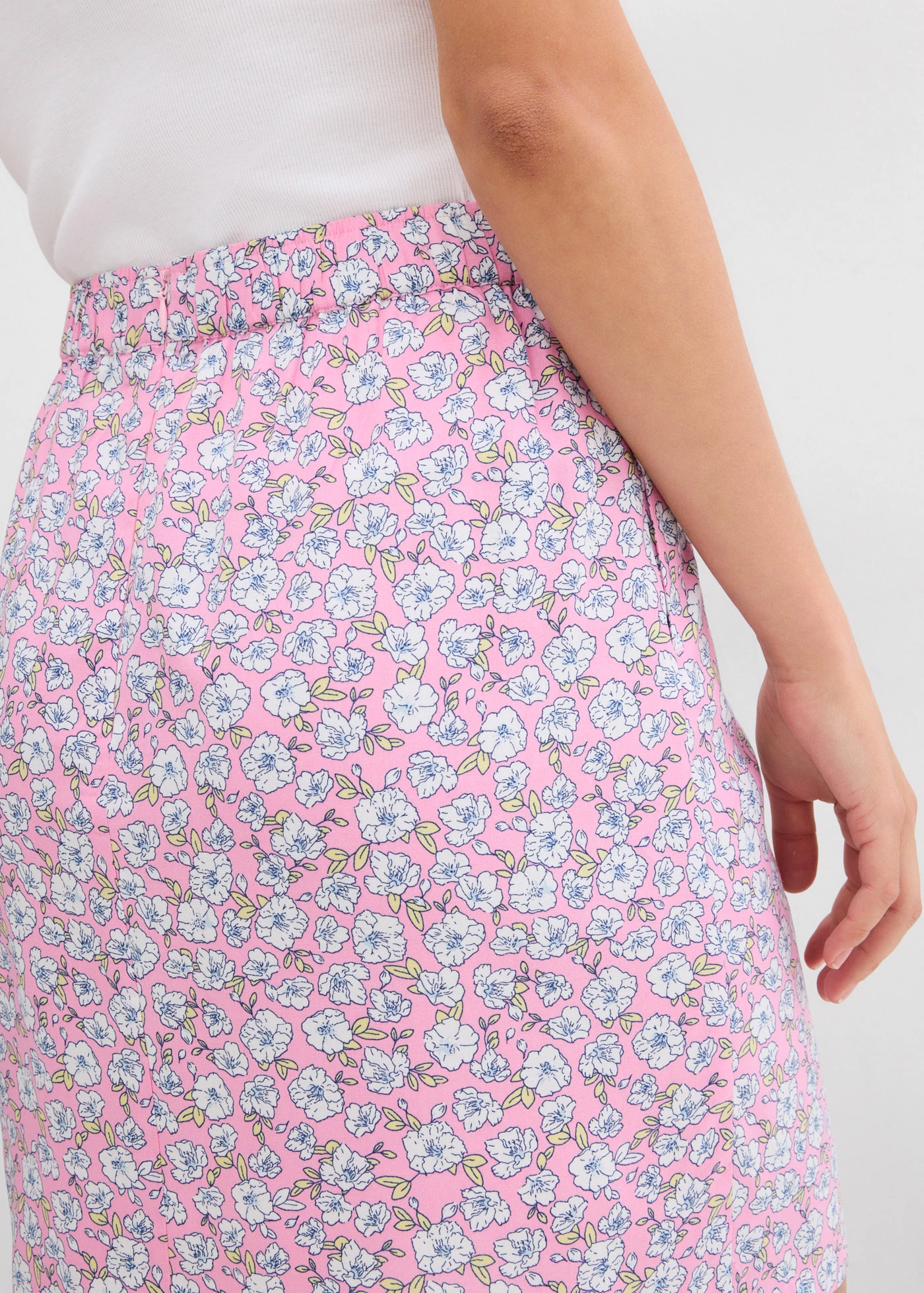 Minisukně ze splývavé viskózy • růžová s květy • bonprix obchod