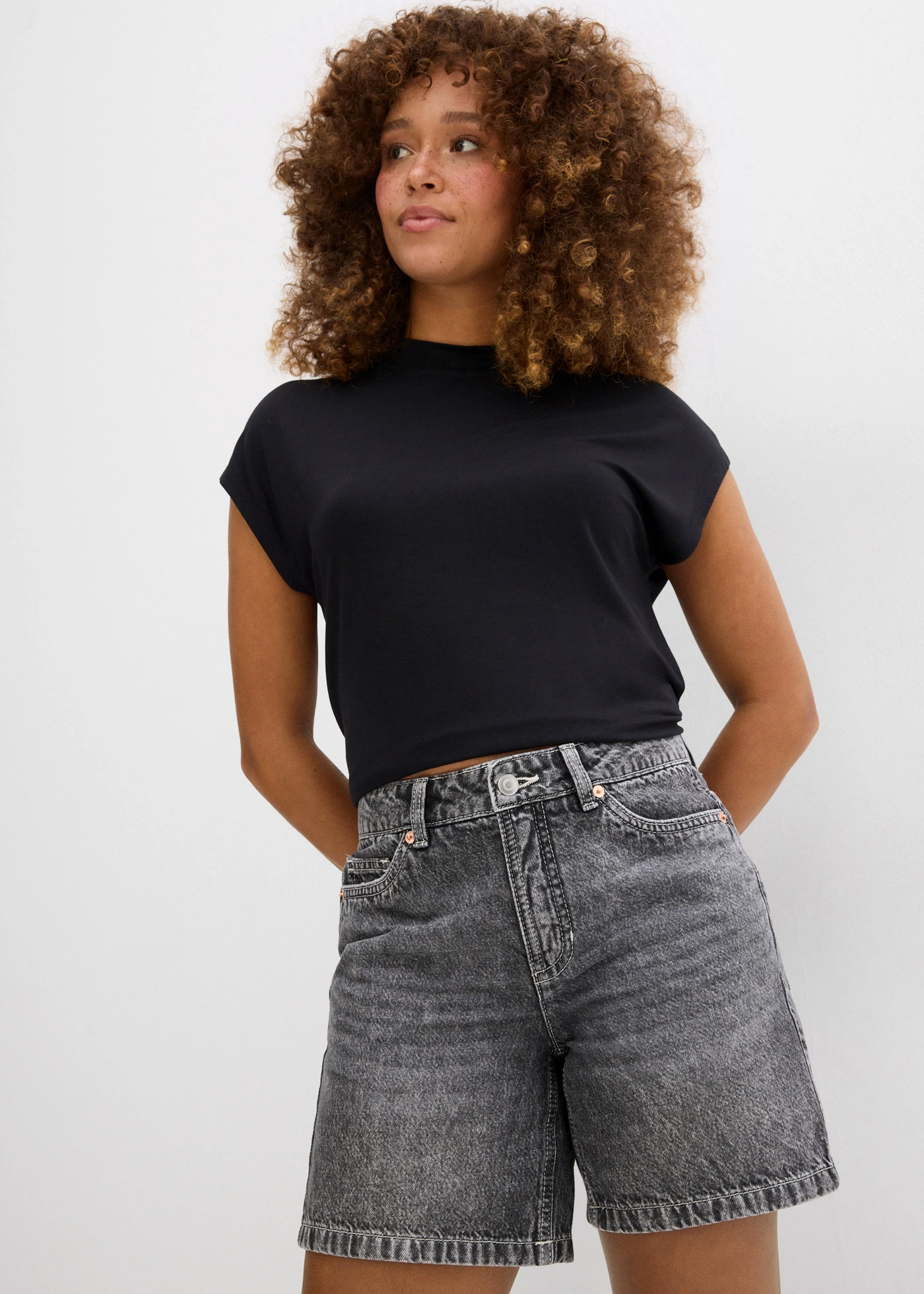 Bermudy dżinsowe mid waist, low stretch • czarny denim "used" • sklep bonprix