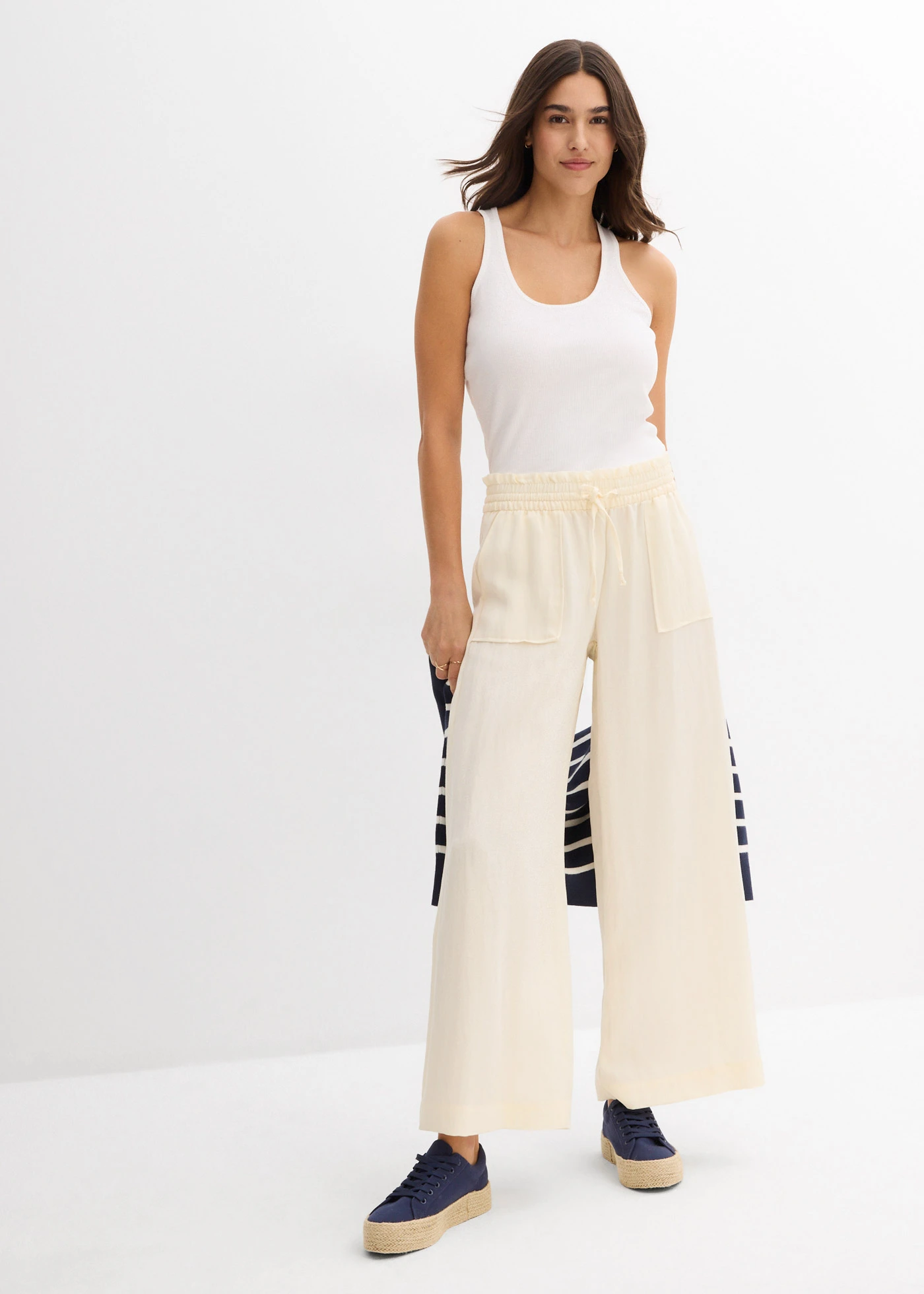 Pantalon large et fluide en lyocell mélangé • crème • Boutique bonprix
