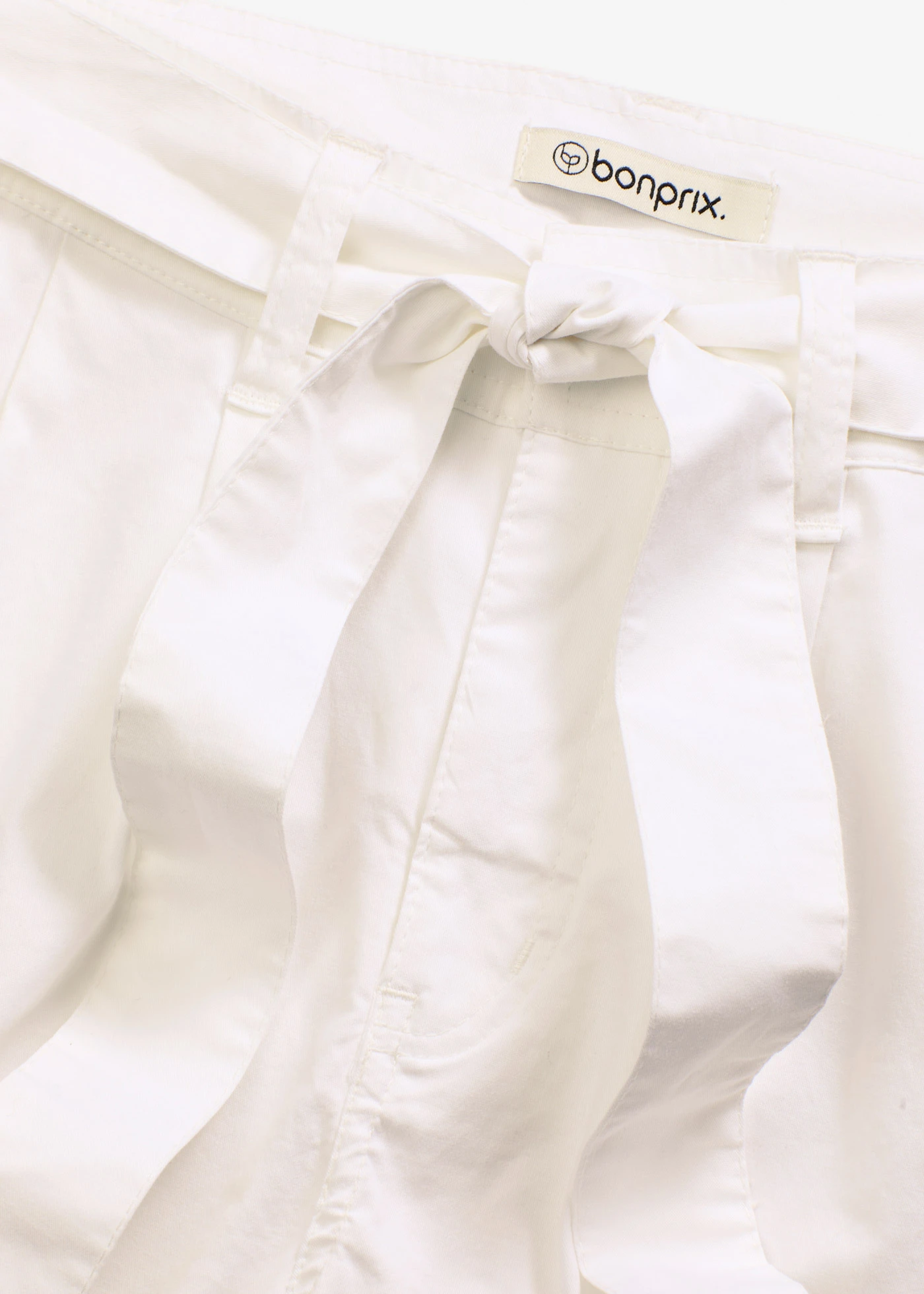 Short en twill avec ceinture à nouer • blanc • Boutique bonprix