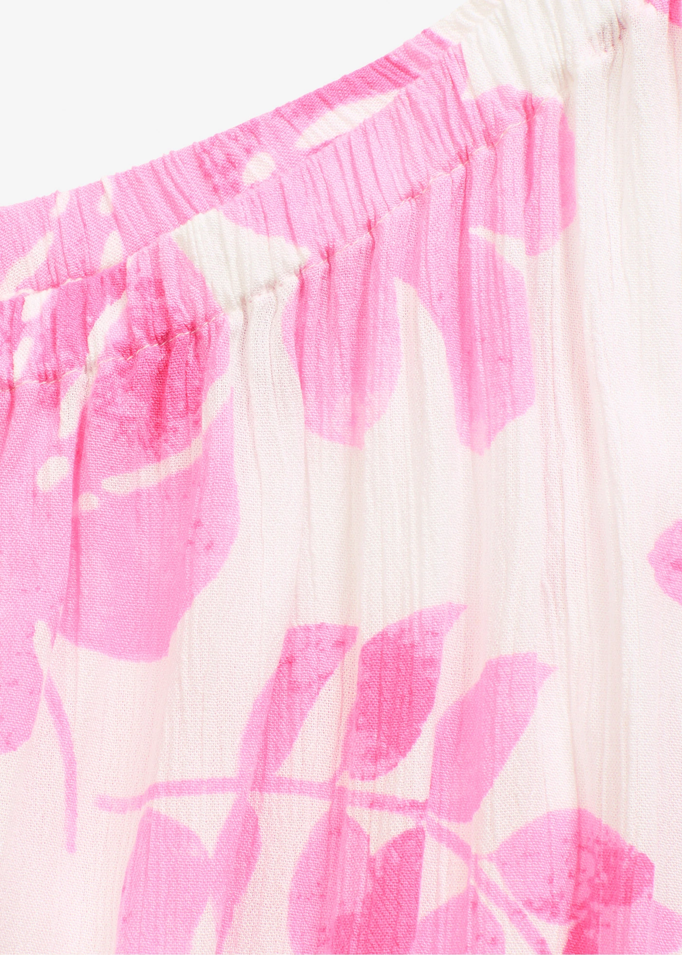 Halenka s odhaleným ramenem, ze strukturované viskózy • bílo-fuchsiová s květy • bonprix obchod