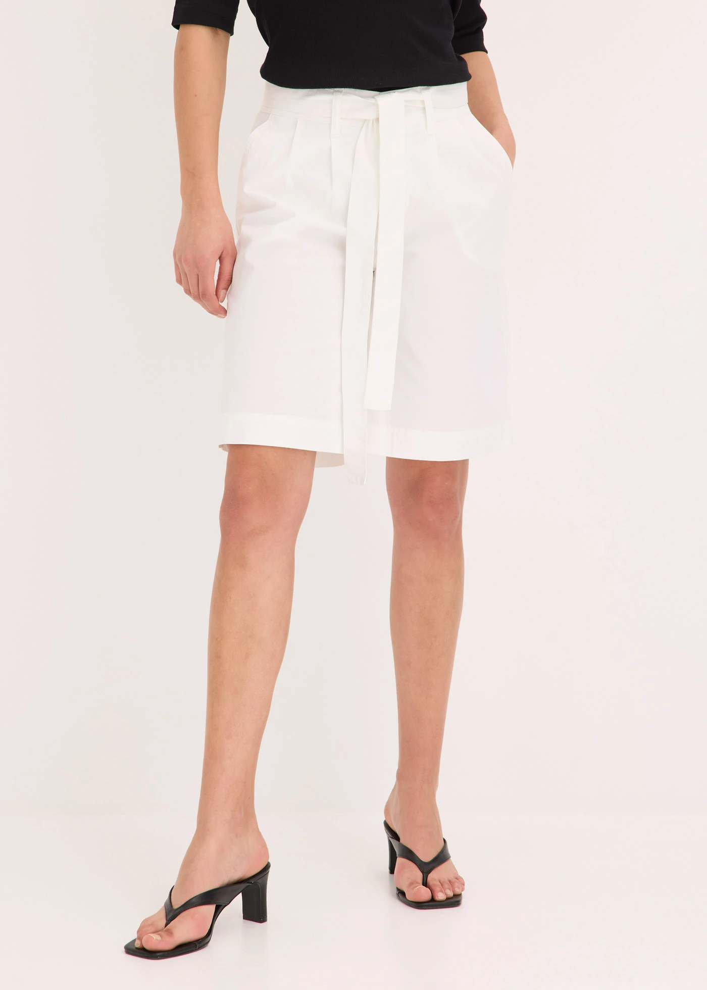 Short en twill avec ceinture à nouer • blanc • Boutique bonprix