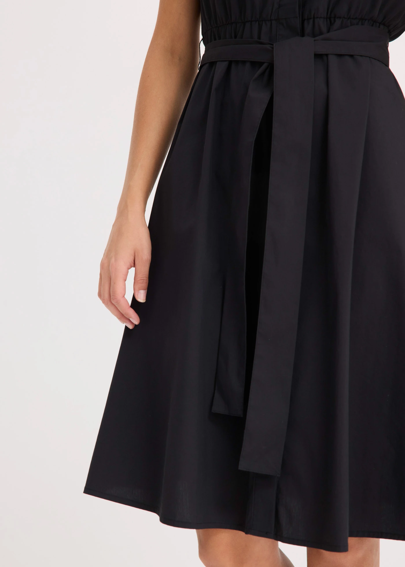 Halenkové šaty se zavazovacím páskem • černá • bonprix obchod