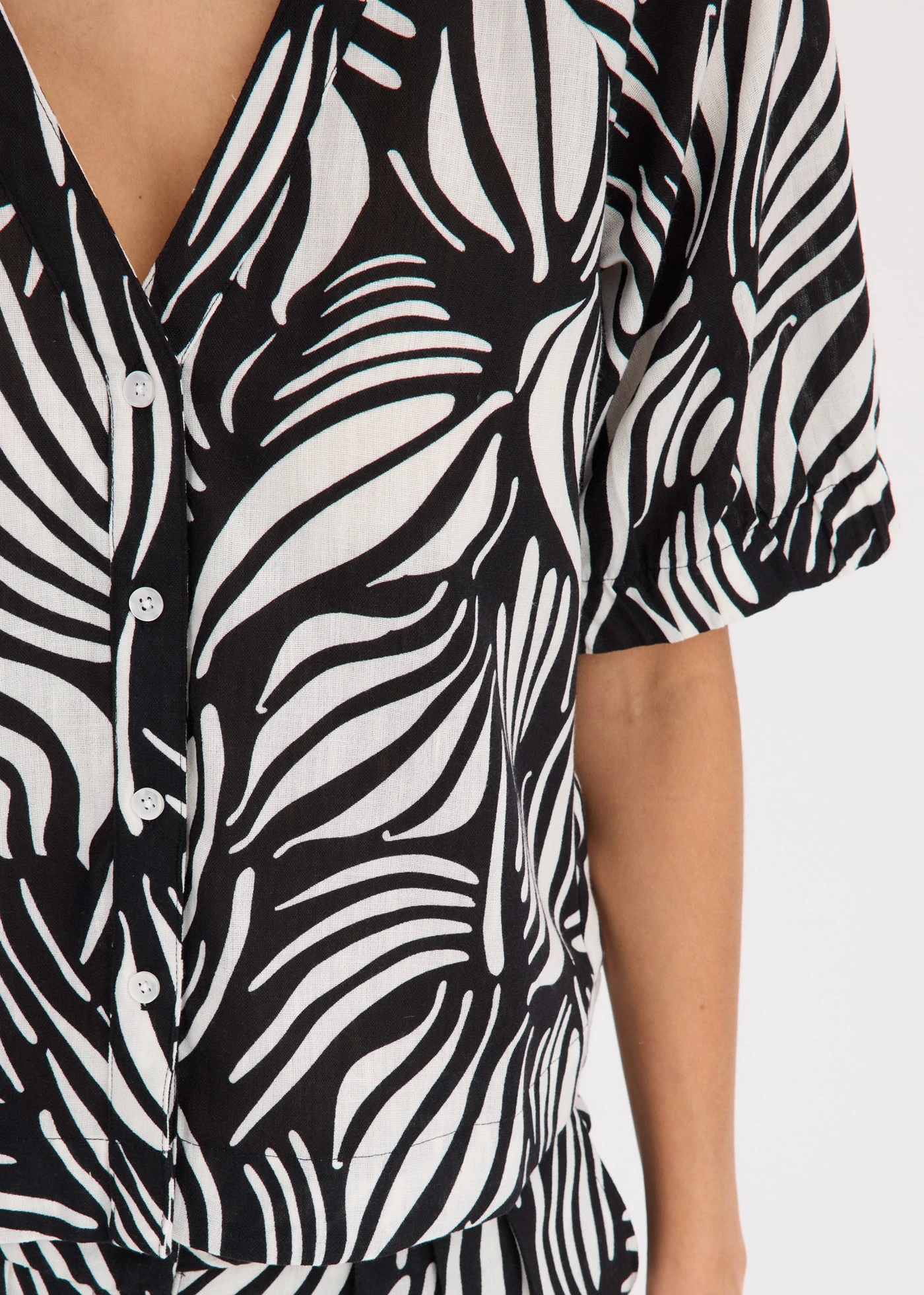 Halenka s krátkým rukávem ve lněném vzhledu • černo-přírodní bílá s potiskem • bonprix obchod