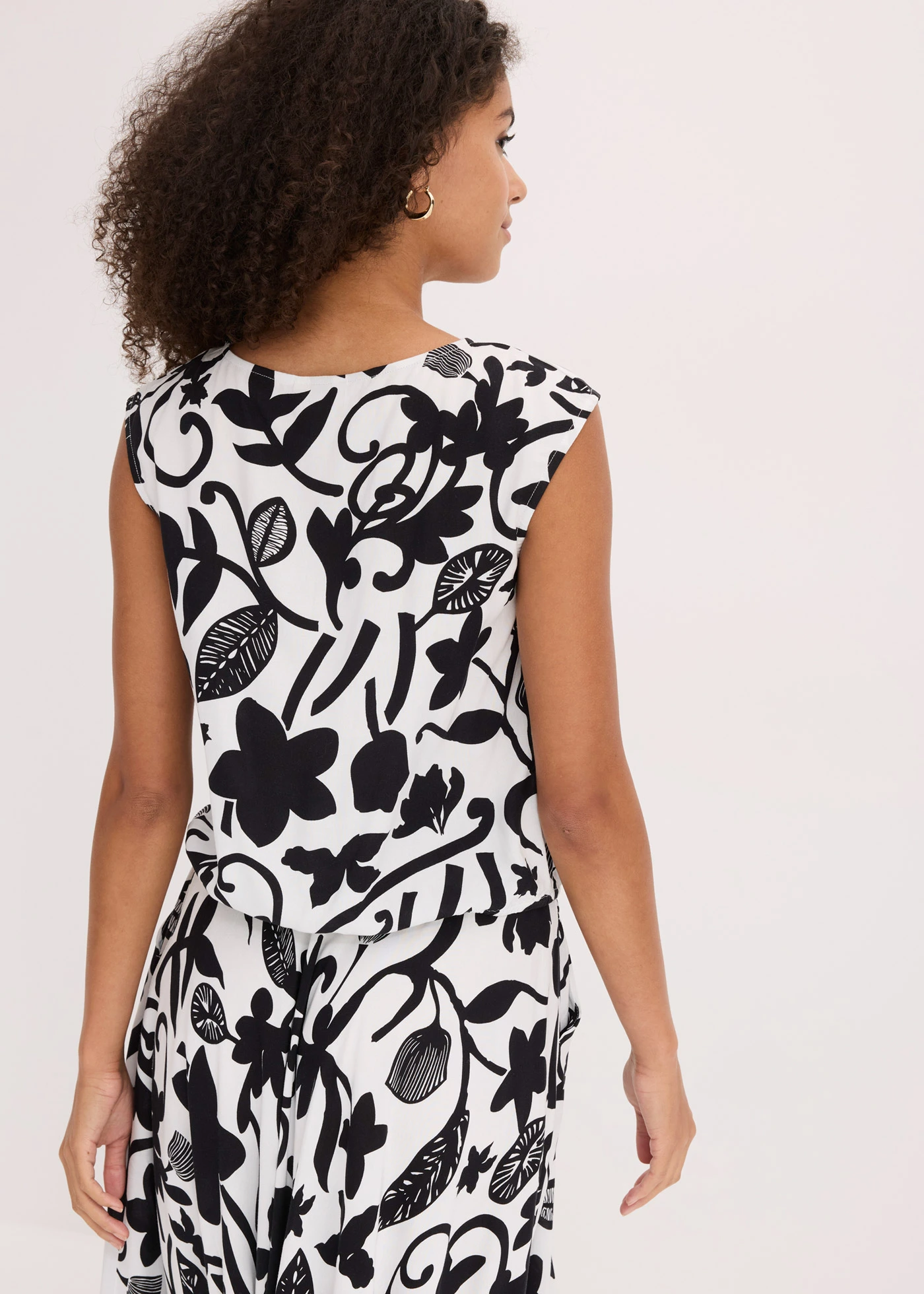 Zkrácený halenkový top ze splývavé viskózy • přírodní bílo-černá s květy • bonprix obchod