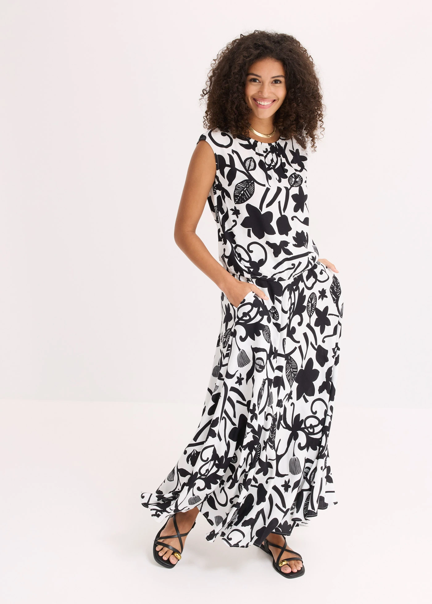 Zkrácený halenkový top ze splývavé viskózy • přírodní bílo-černá s květy • bonprix obchod