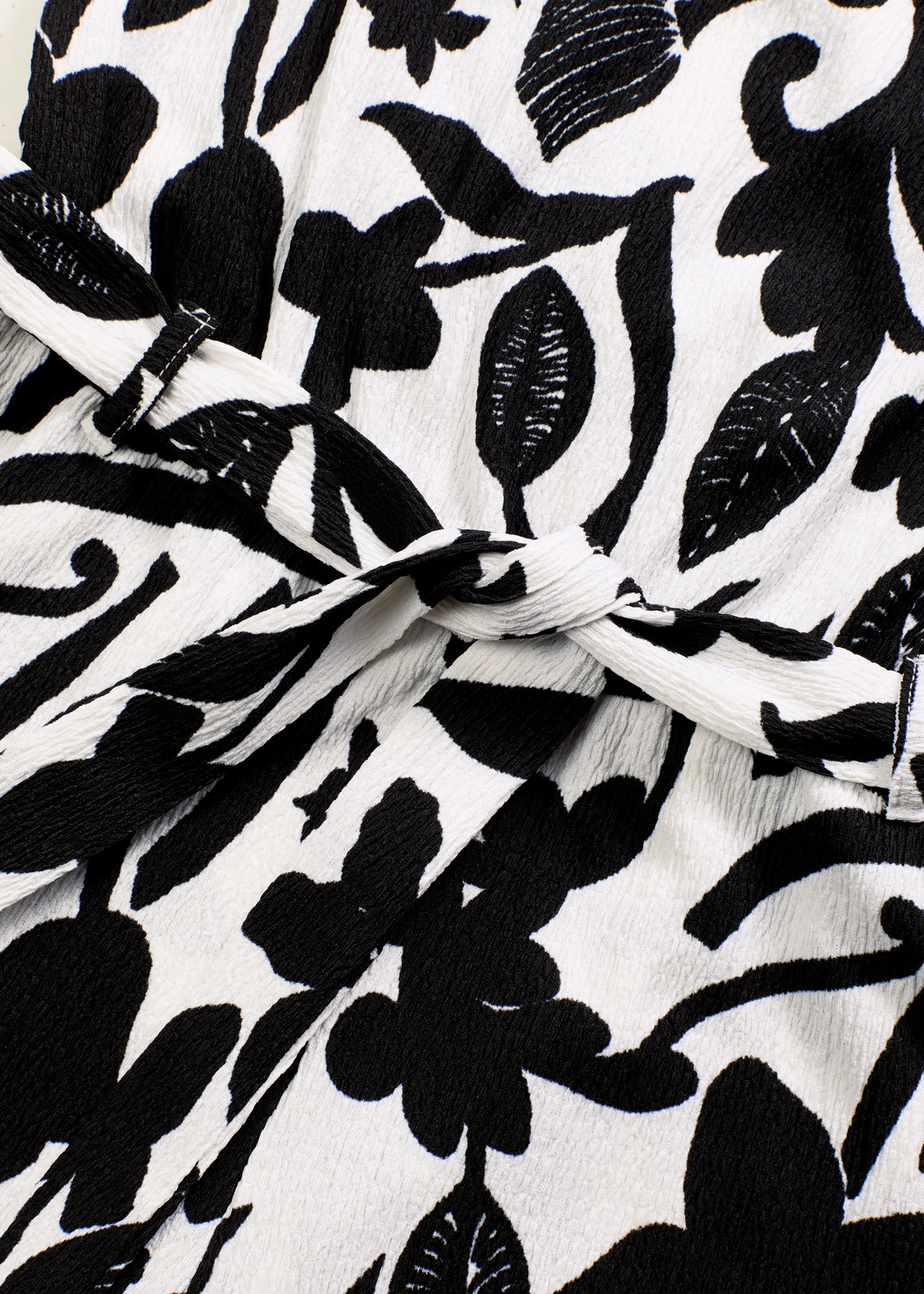 Combinaison imprimée en jersey texturé • écru/noir floral • Boutique bonprix