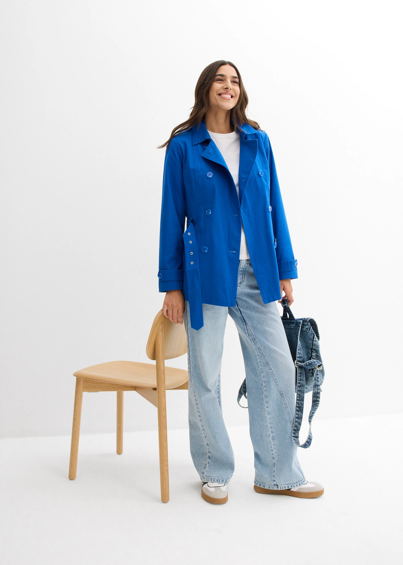 Trench-coat court • bleu arctique • Boutique bonprix
