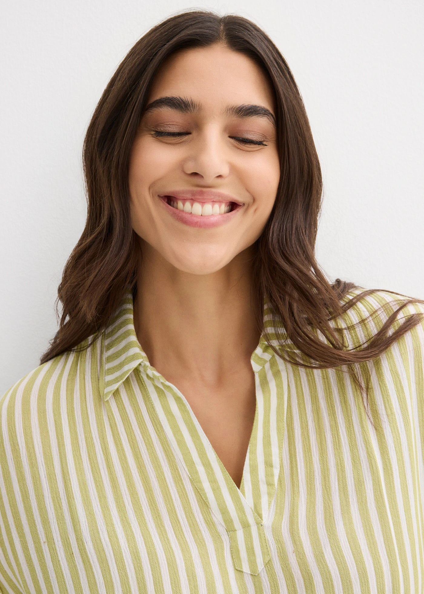 Halenka s krátkým rukávem, ze splývavé viskózy • matně pistáciová/bílá s proužky • bonprix obchod