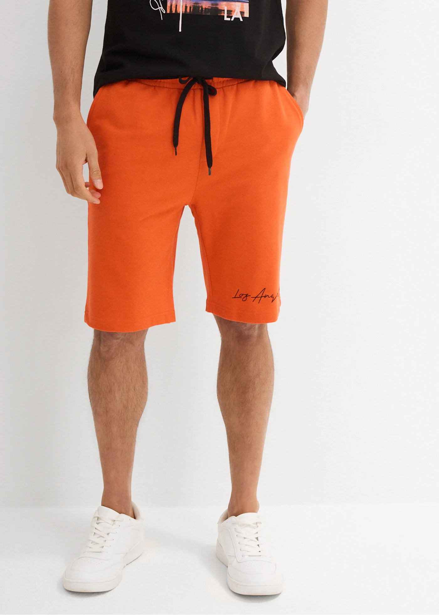 T-shirt et bermuda sweat 100% coton (ens. 2 pces) • noir + orange mat imprimé • Boutique bonprix