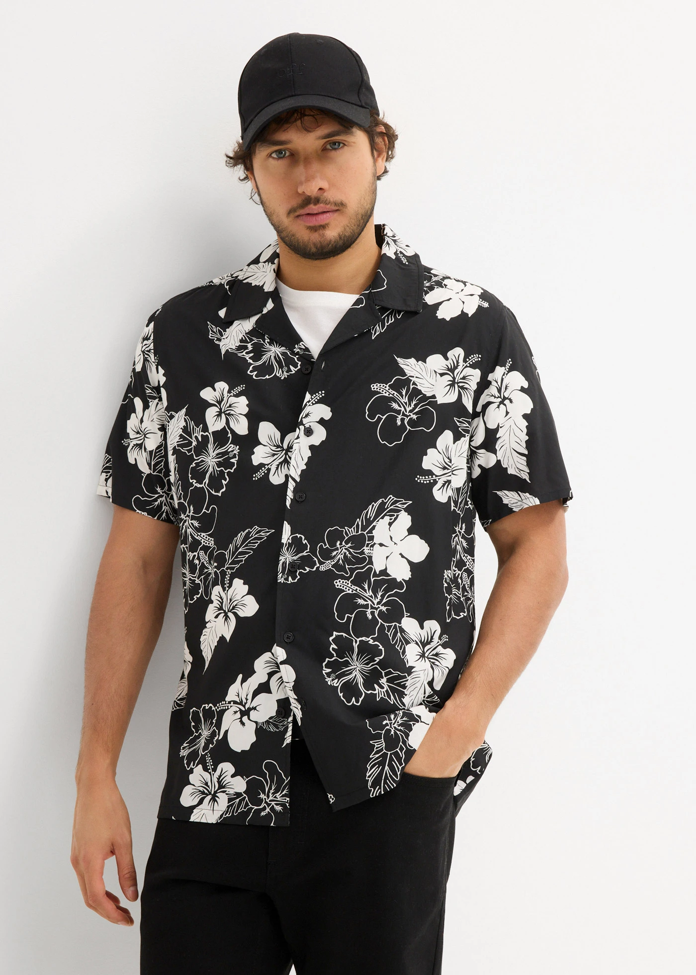 Overhemd met korte mouwen van viscose • zwart gebloemd • bonprix online shop