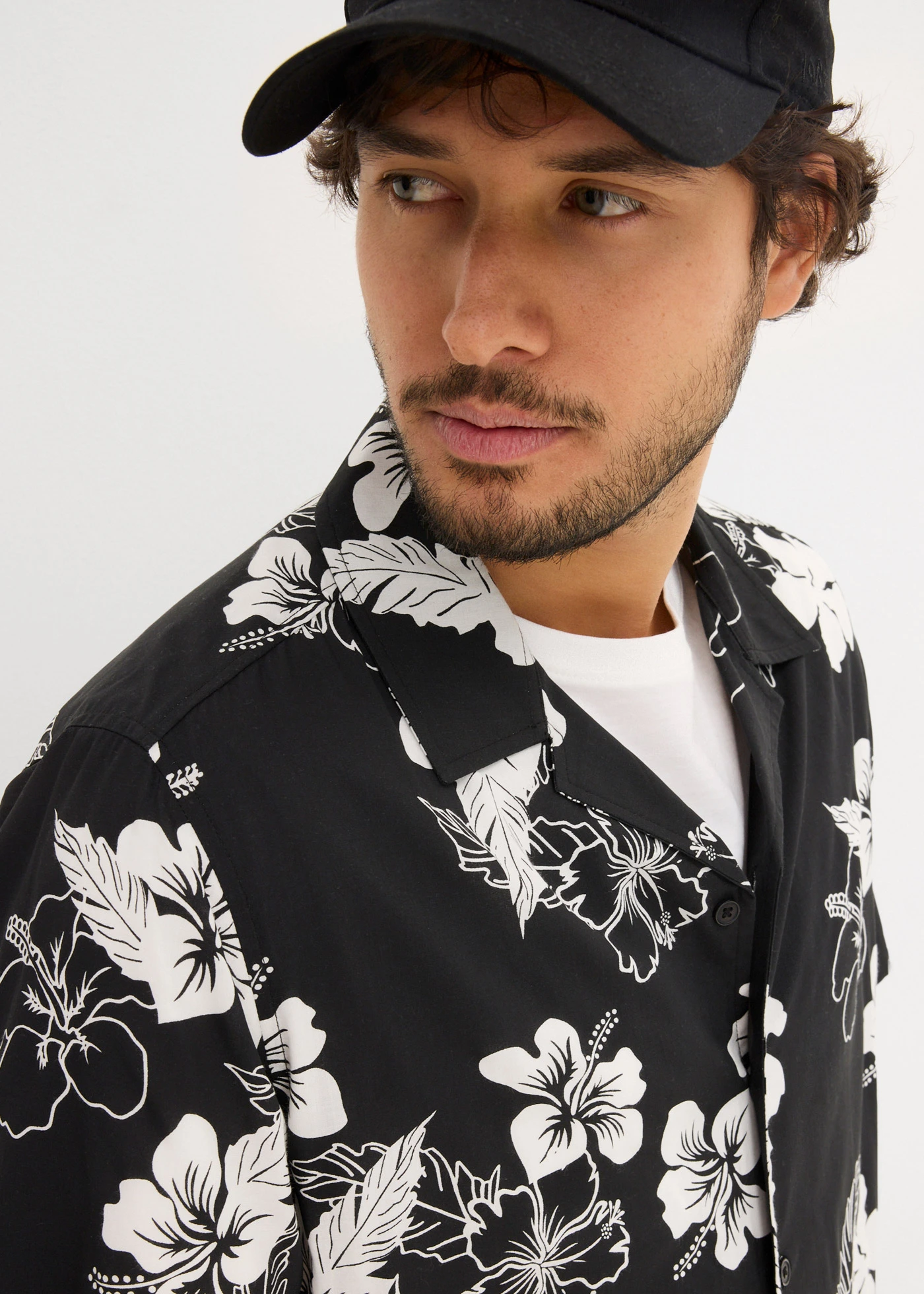 Overhemd met korte mouwen van viscose • zwart gebloemd • bonprix online shop