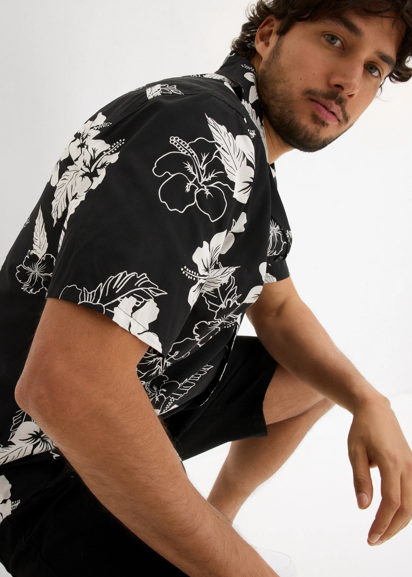 Overhemd met korte mouwen van viscose • zwart gebloemd • bonprix online shop