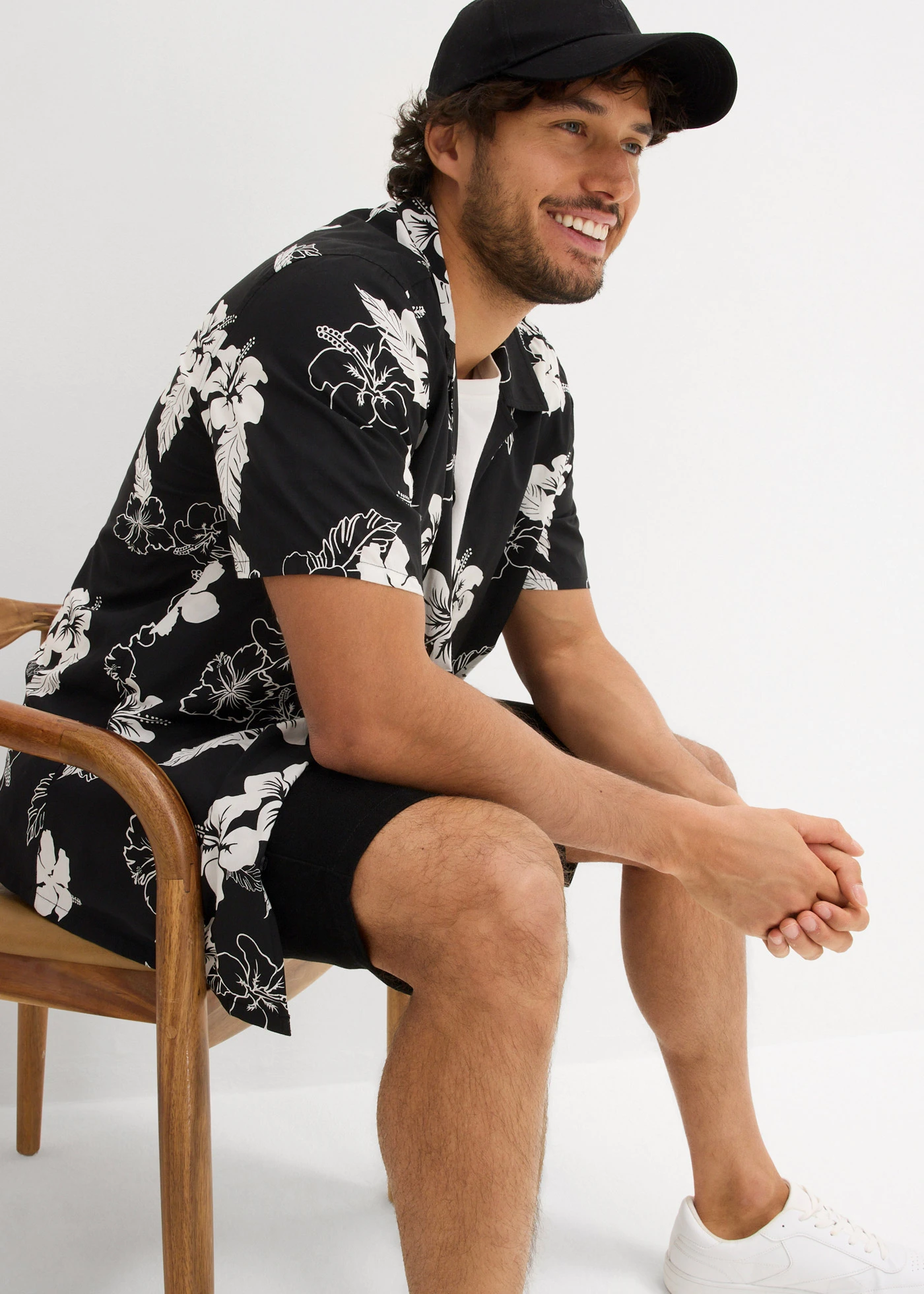 Overhemd met korte mouwen van viscose • zwart gebloemd • bonprix online shop