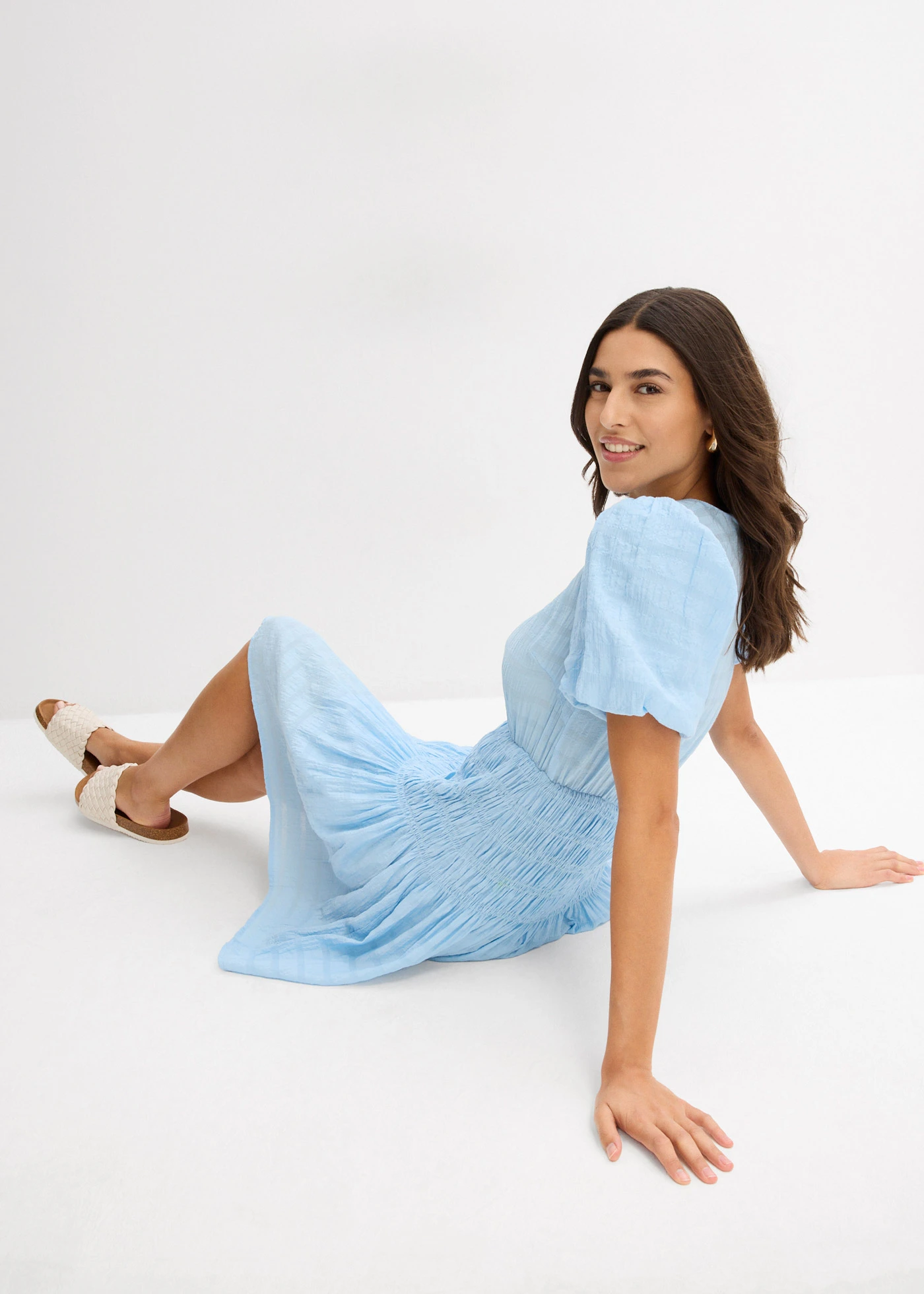 Mini jurk met gesmokt inzetstuk • lichtblauw • bonprix online shop